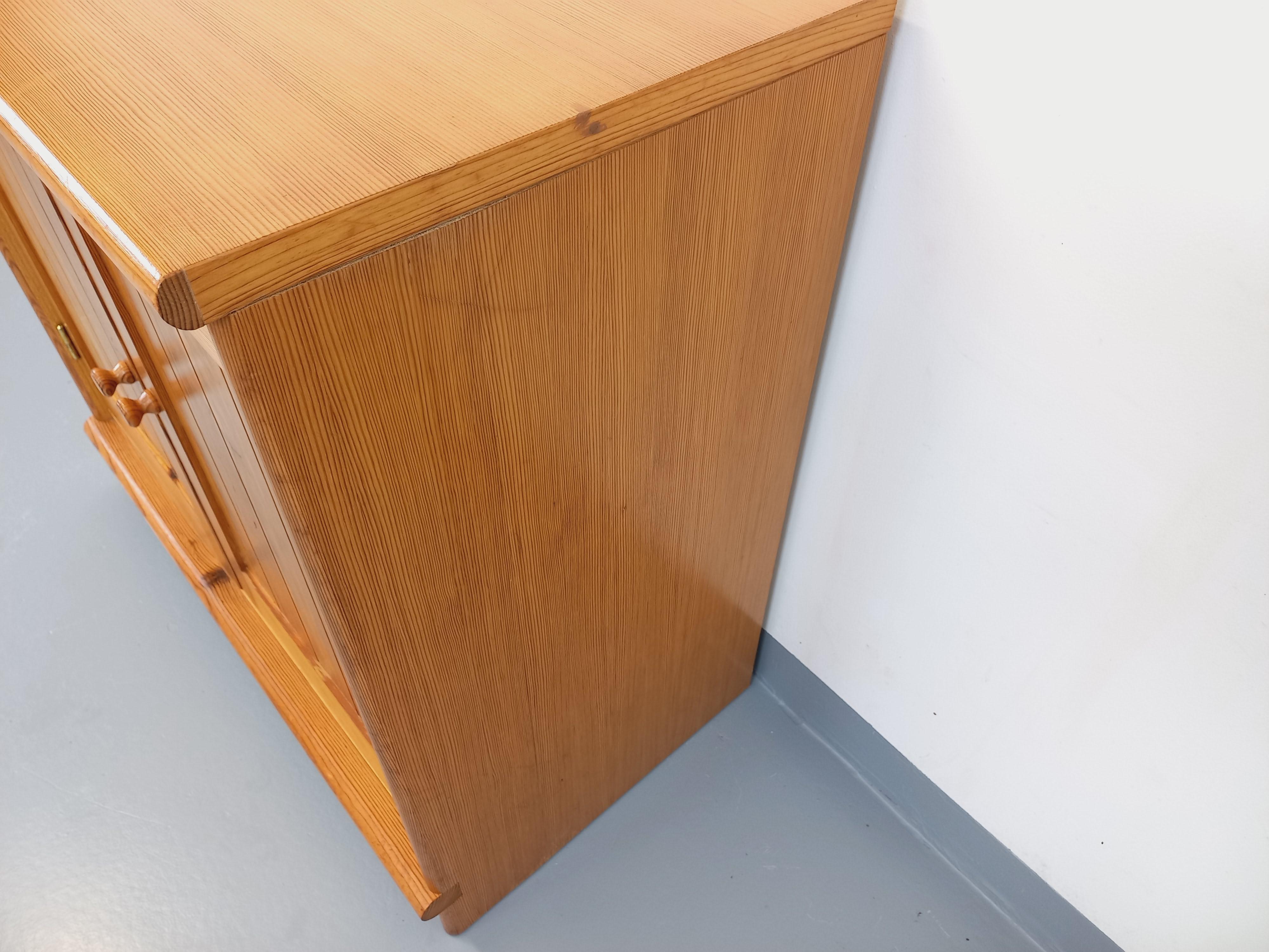Meuble de rangement vintage des années 60 70, en pin, 2 portes avec 1 étagère intérieure, bon état général avec des signes et marques du temps qui passe sur la façade, plateau poncé et verni.
Ref 241 010
Hauteur : 84 cm
Largeur : 87 cm
Profondeur :