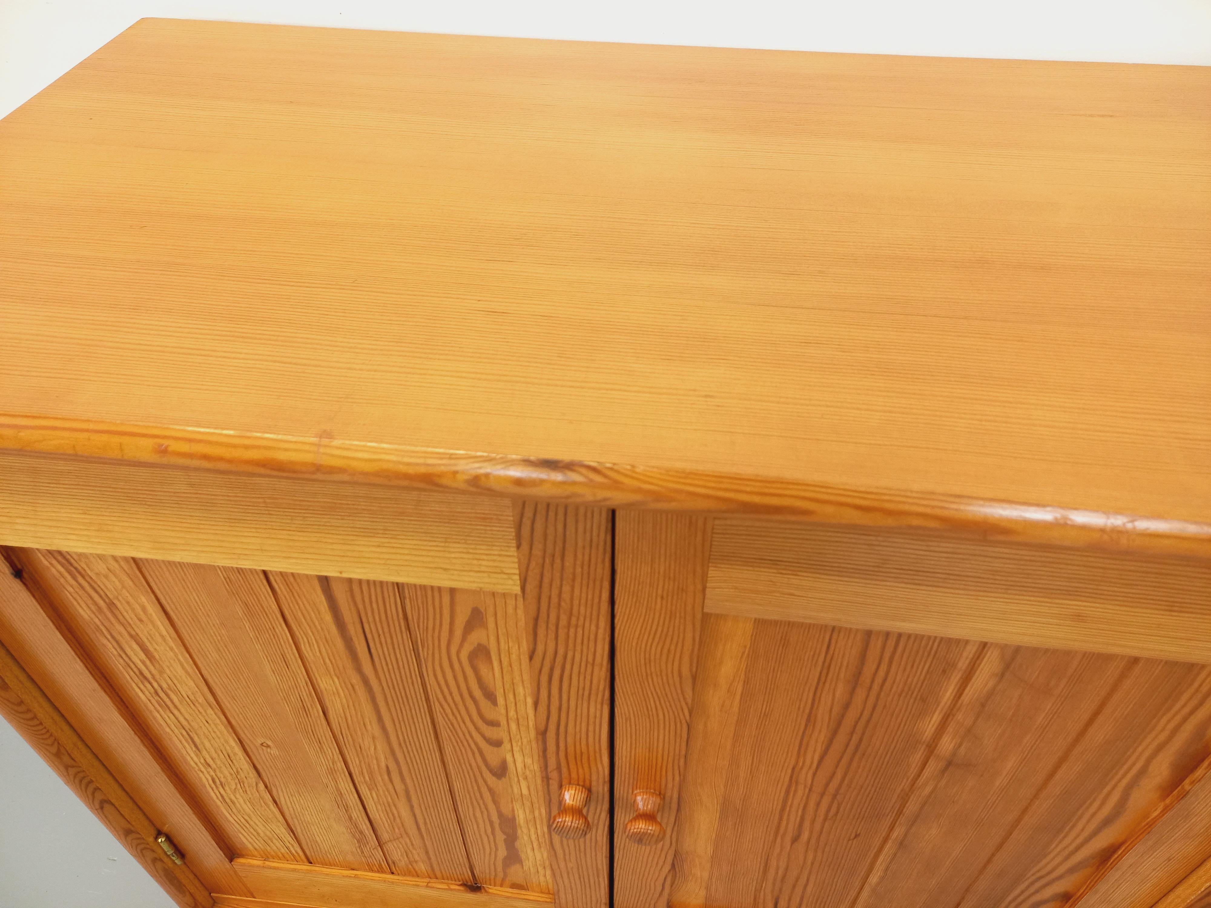 Français Meuble de rangement vintage en pin des années 60 70 en vente