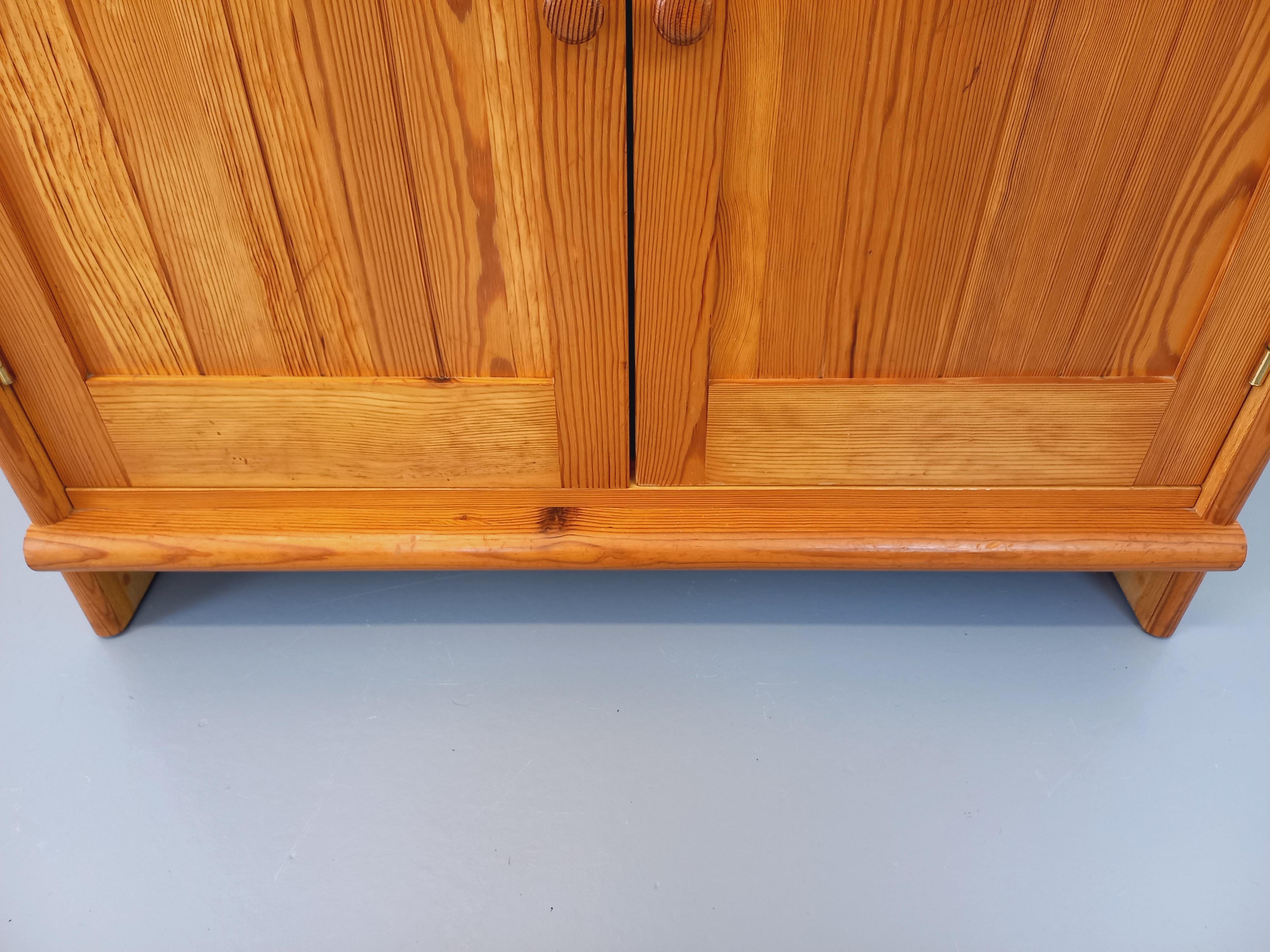 Meuble de rangement vintage en pin des années 60 70 Bon état - En vente à BESANÇON, FR