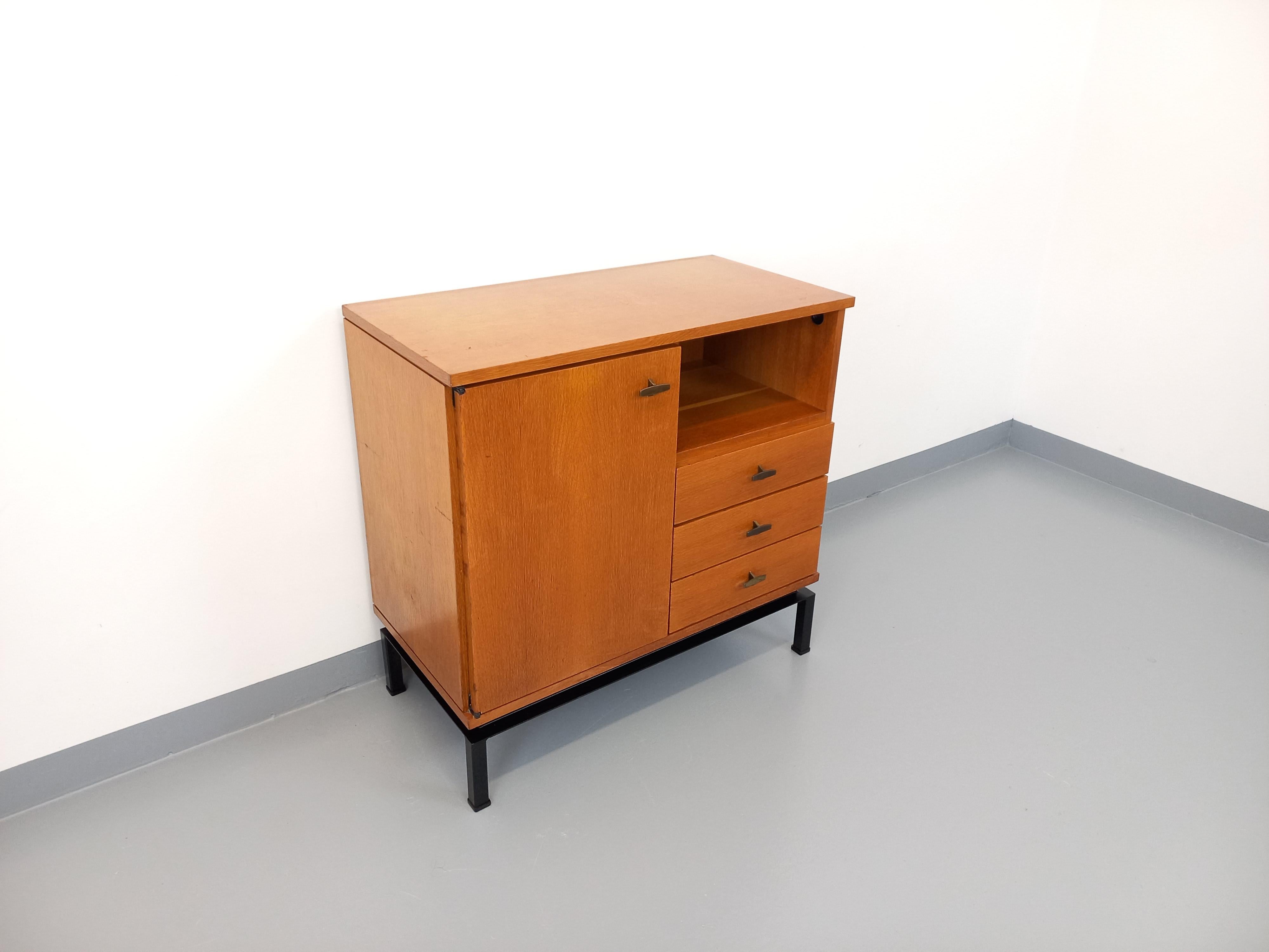 Meuble de rangement vintage style moderniste par Marcel Gascoin pour Alveole en vente 6