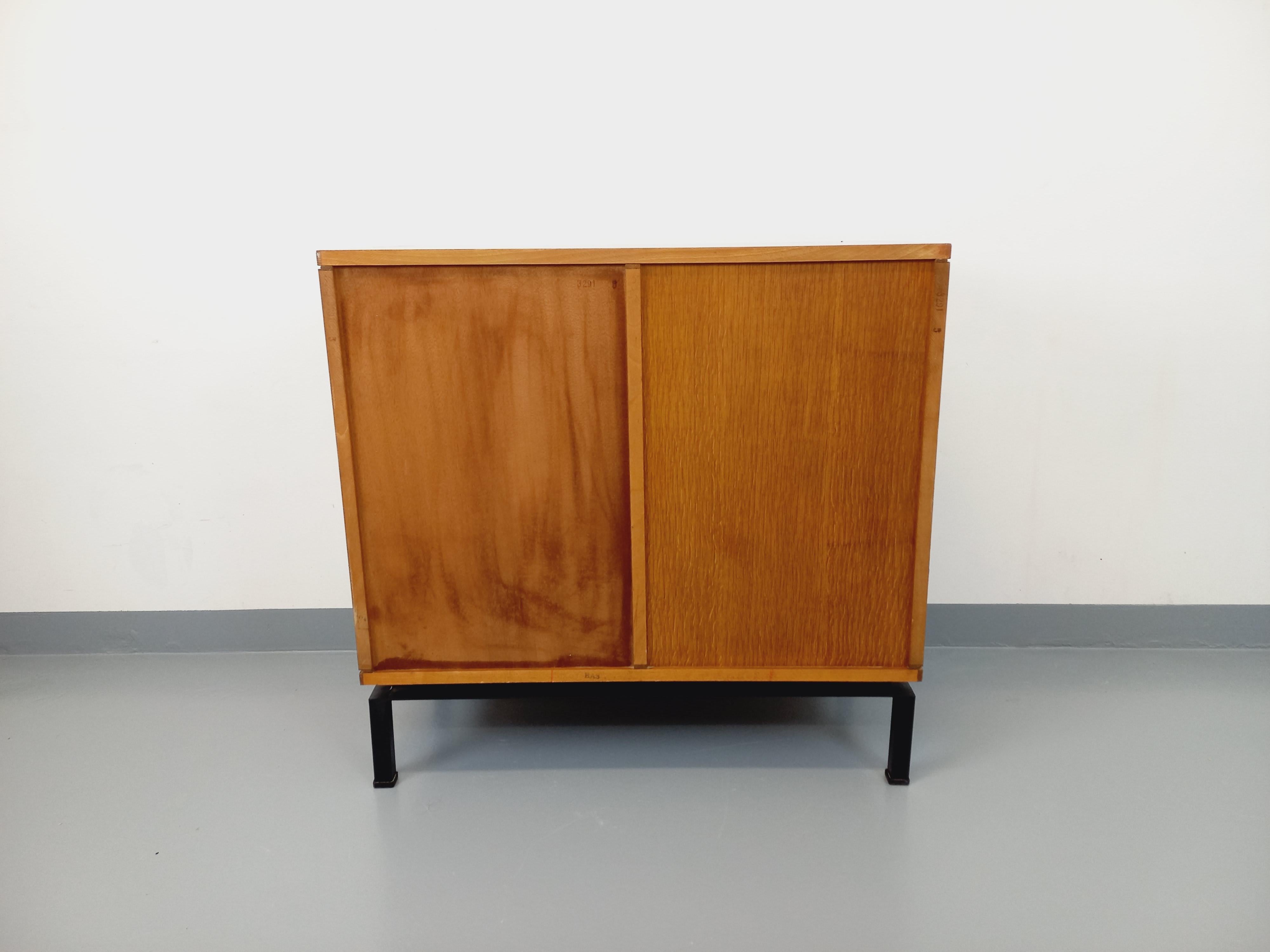 Meuble de rangement vintage style moderniste par Marcel Gascoin pour Alveole en vente 7