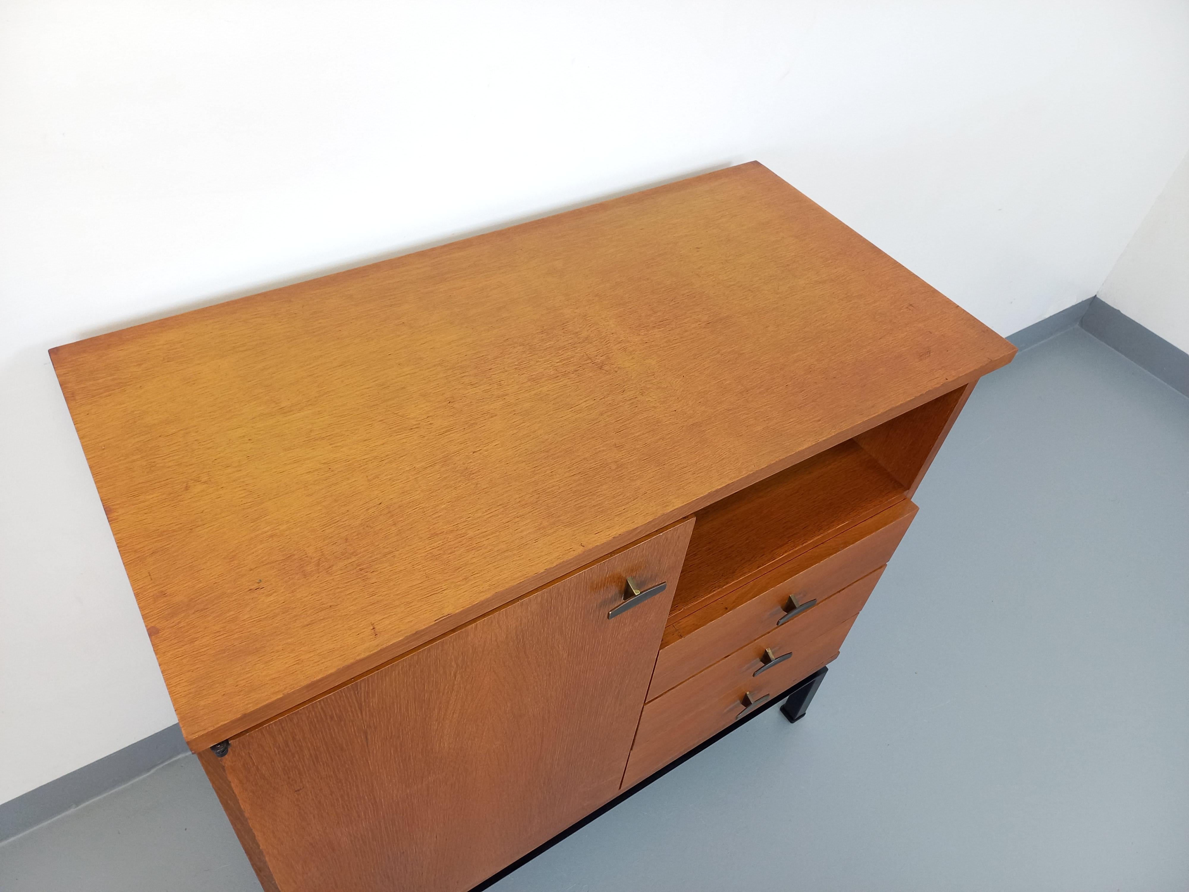 Français Meuble de rangement vintage style moderniste par Marcel Gascoin pour Alveole en vente