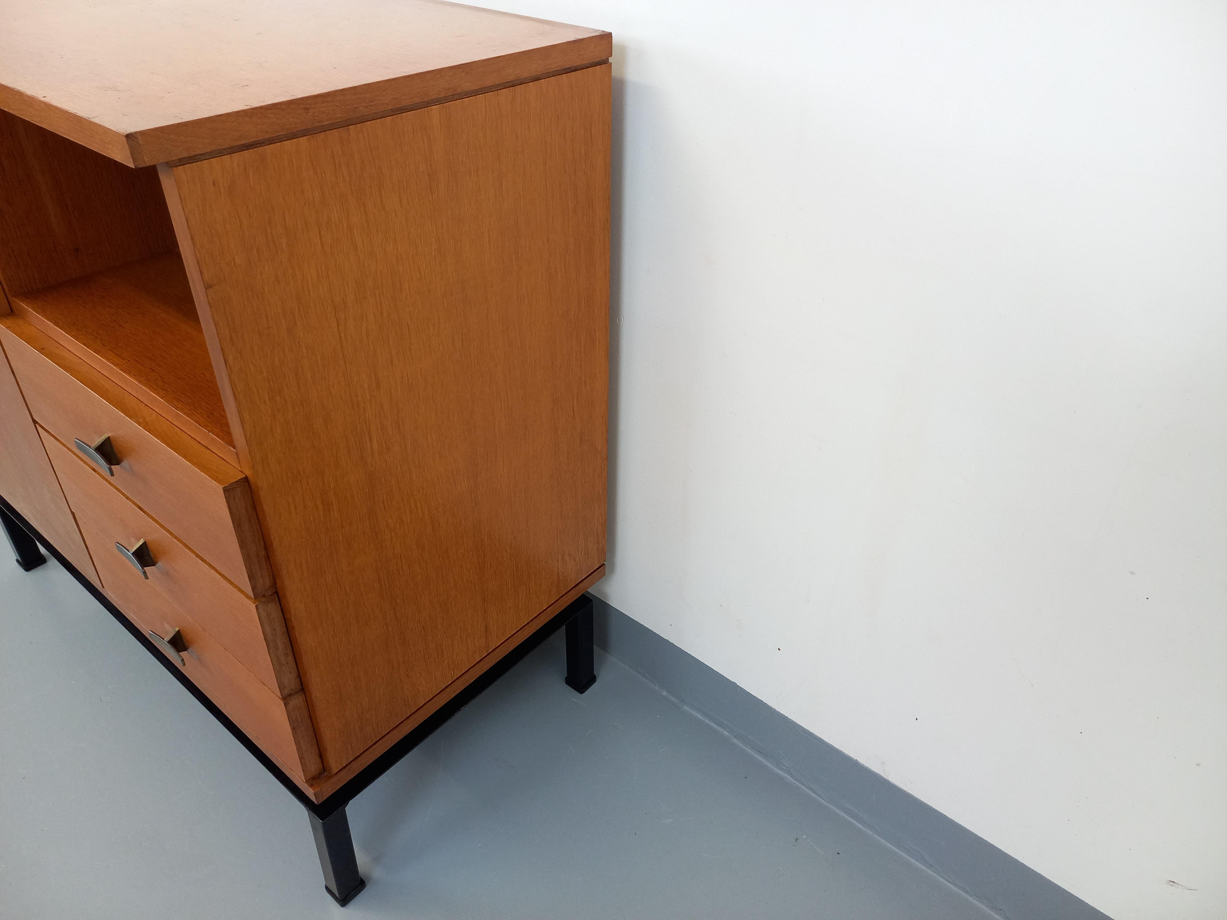 Meuble de rangement vintage style moderniste par Marcel Gascoin pour Alveole Bon état - En vente à BESANÇON, FR