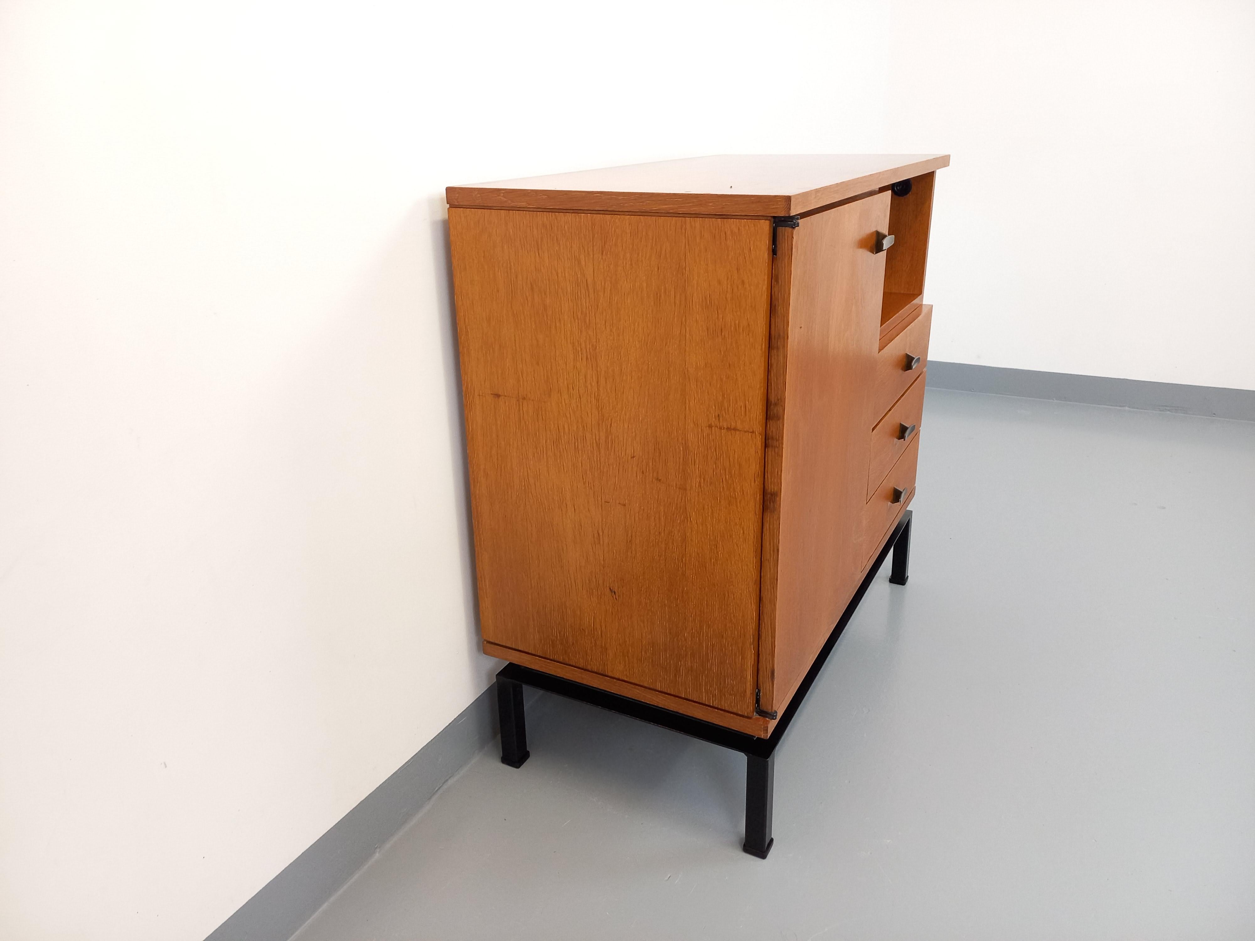 Bois Meuble de rangement vintage style moderniste par Marcel Gascoin pour Alveole en vente