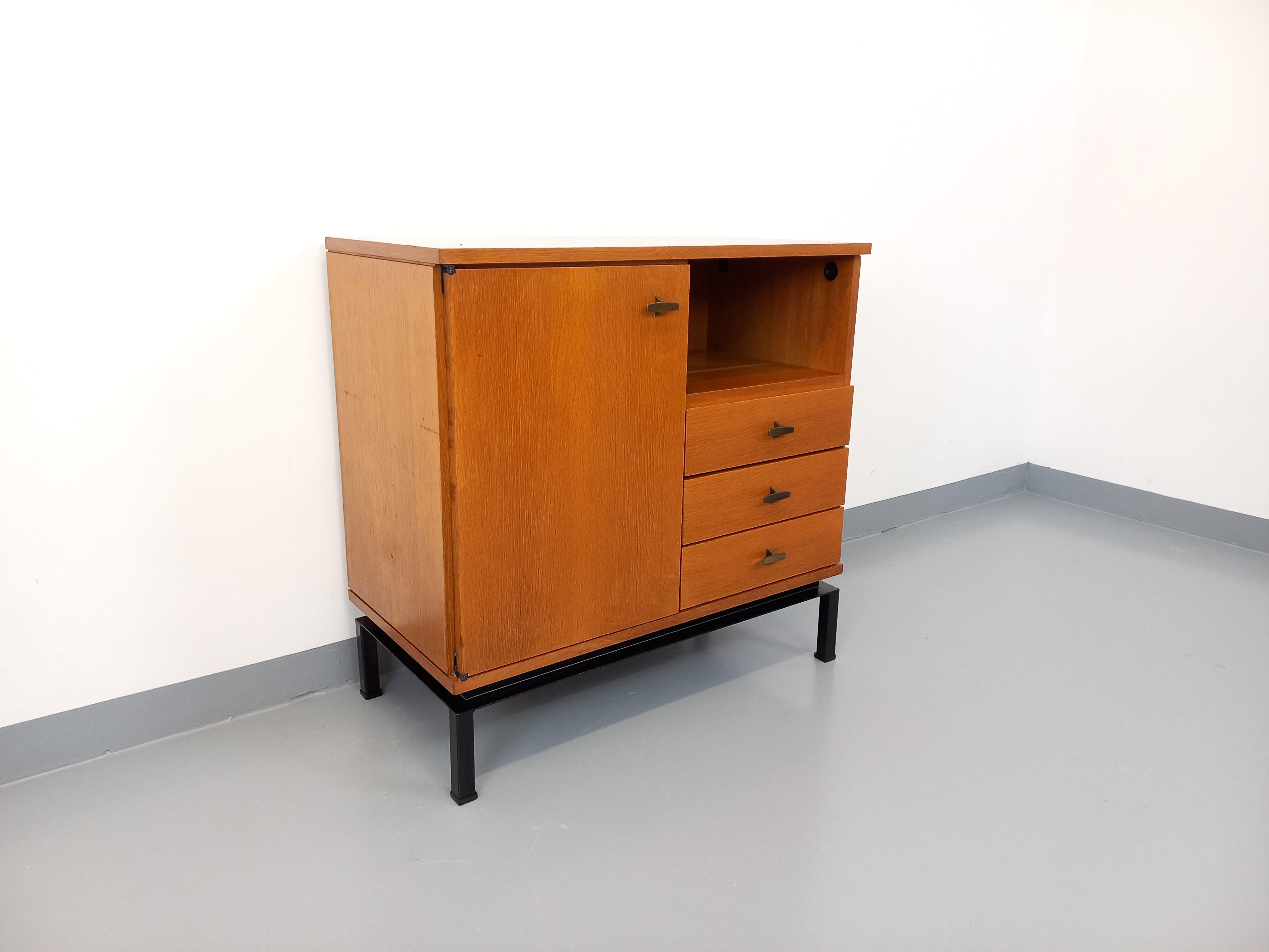 Meuble de rangement vintage style moderniste par Marcel Gascoin pour Alveole en vente 1