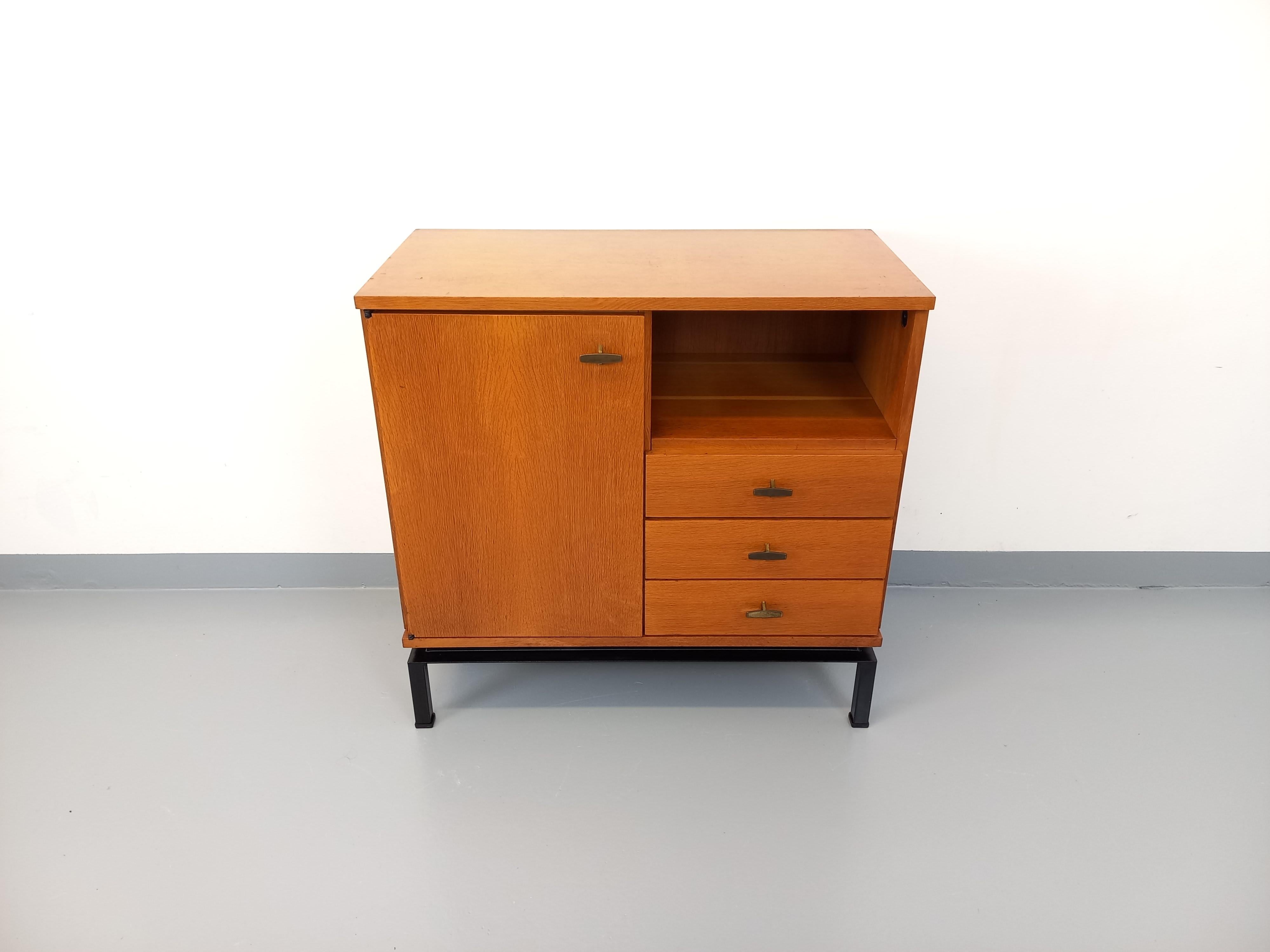 Meuble de rangement vintage style moderniste par Marcel Gascoin pour Alveole en vente 2