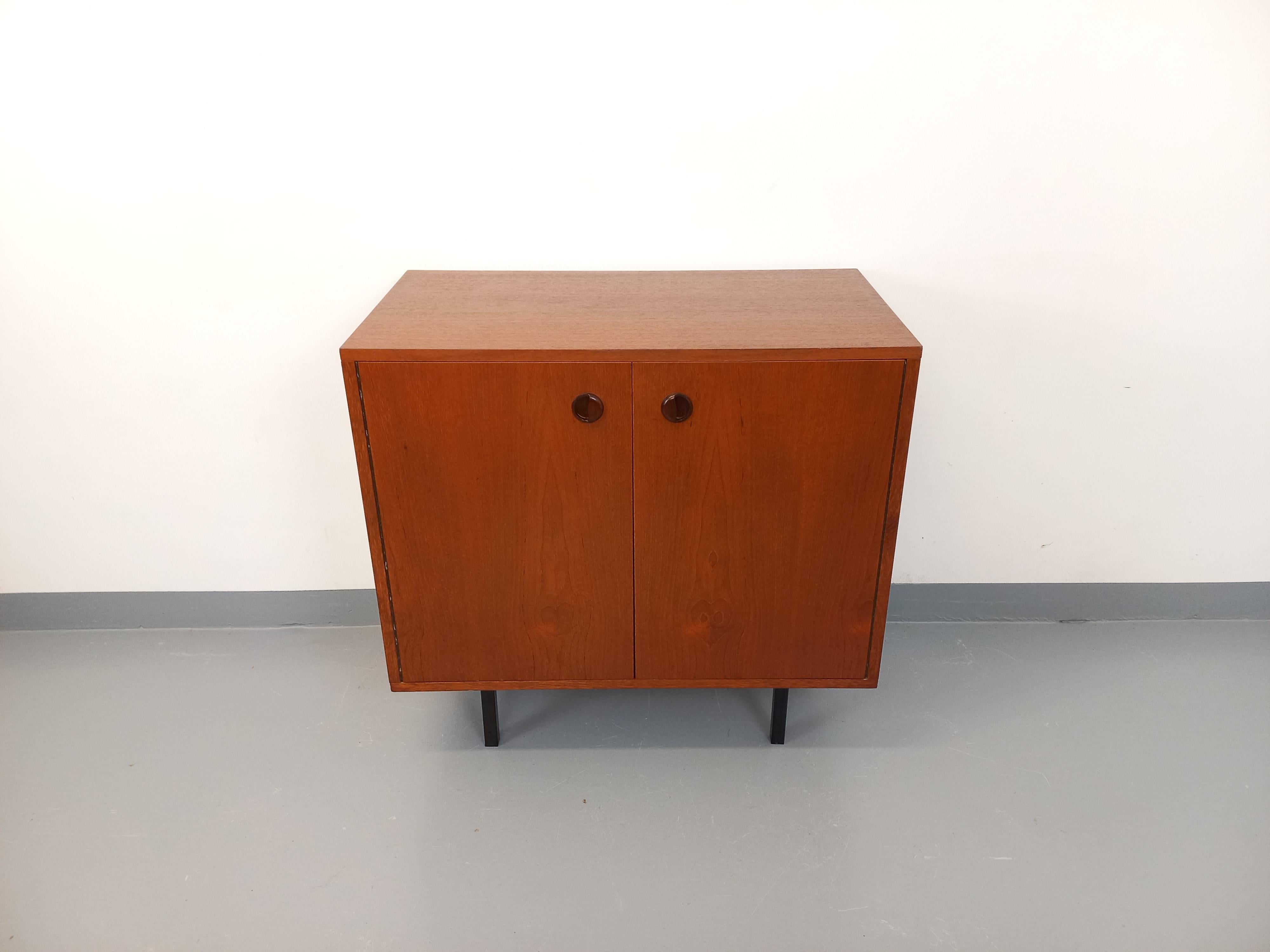 Mobile di arredamento vintage degli anni '60, stile scandinavo e modernista, in linea con i mobili di Antoine Philippon e Jacqueline Lecoq per Degorre o di Pierre Guariche per ARP Minvielle, in teck, piedini tubolari intagliati in métal noir,