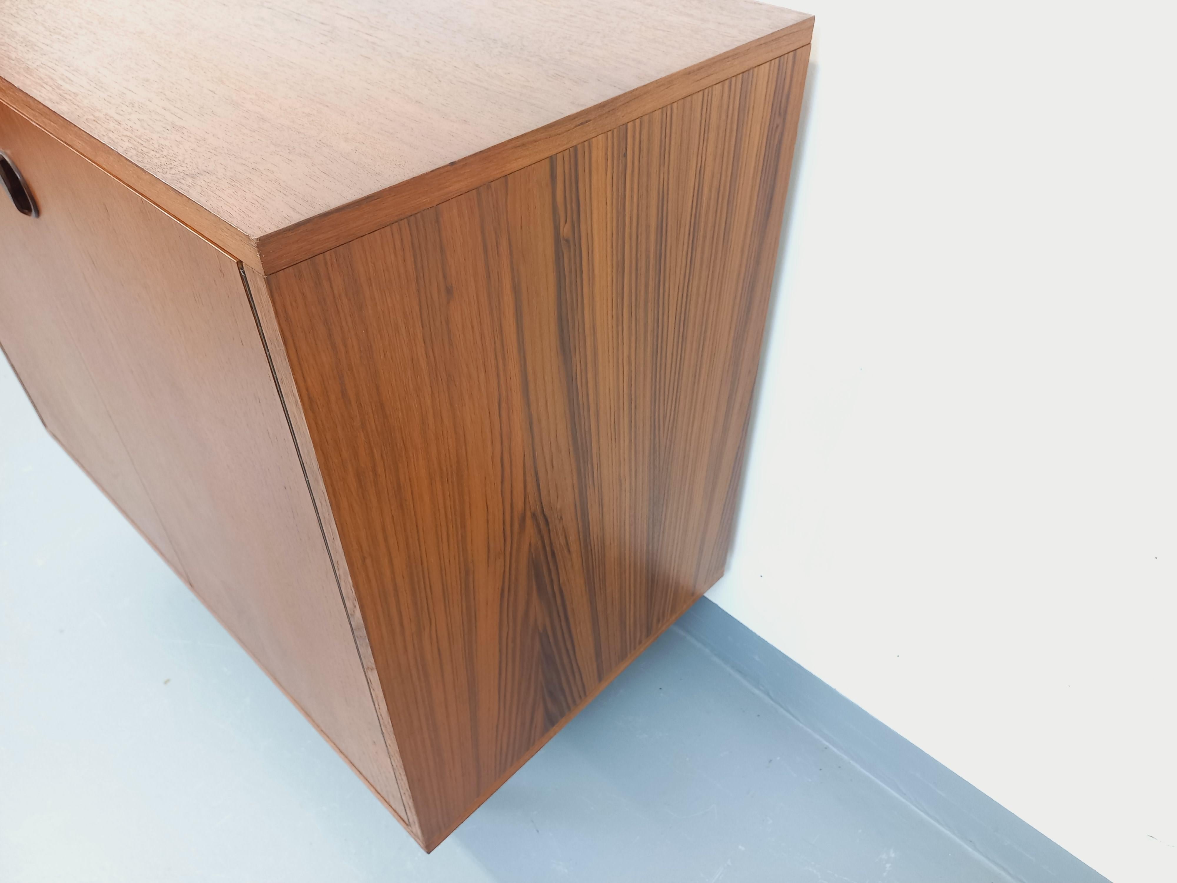 Teak Mobile da giardino in stile scandinavo modernista in teck e métal noir in vendita