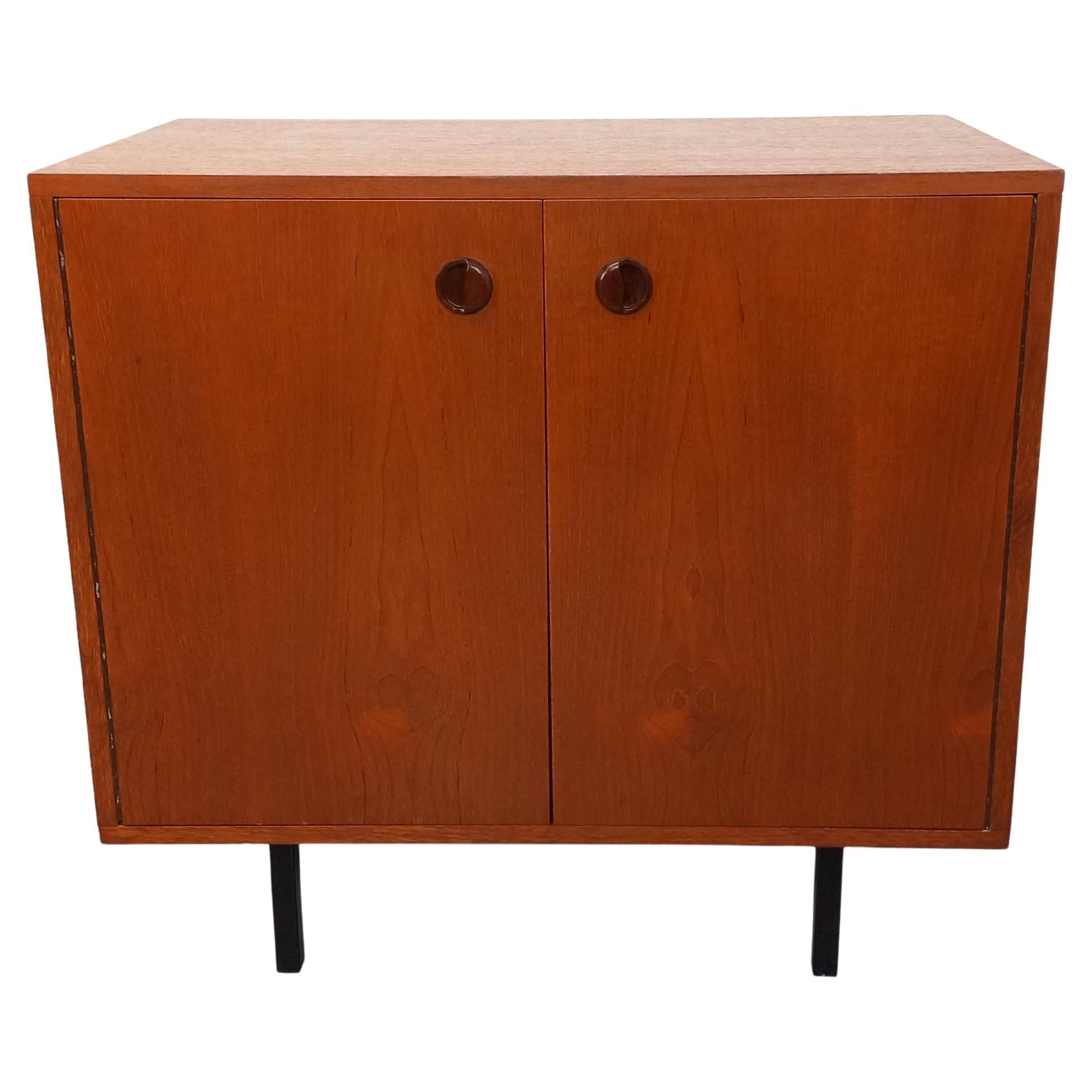 Meuble de rangement vintage style scandinave moderniste en teck et métal noir