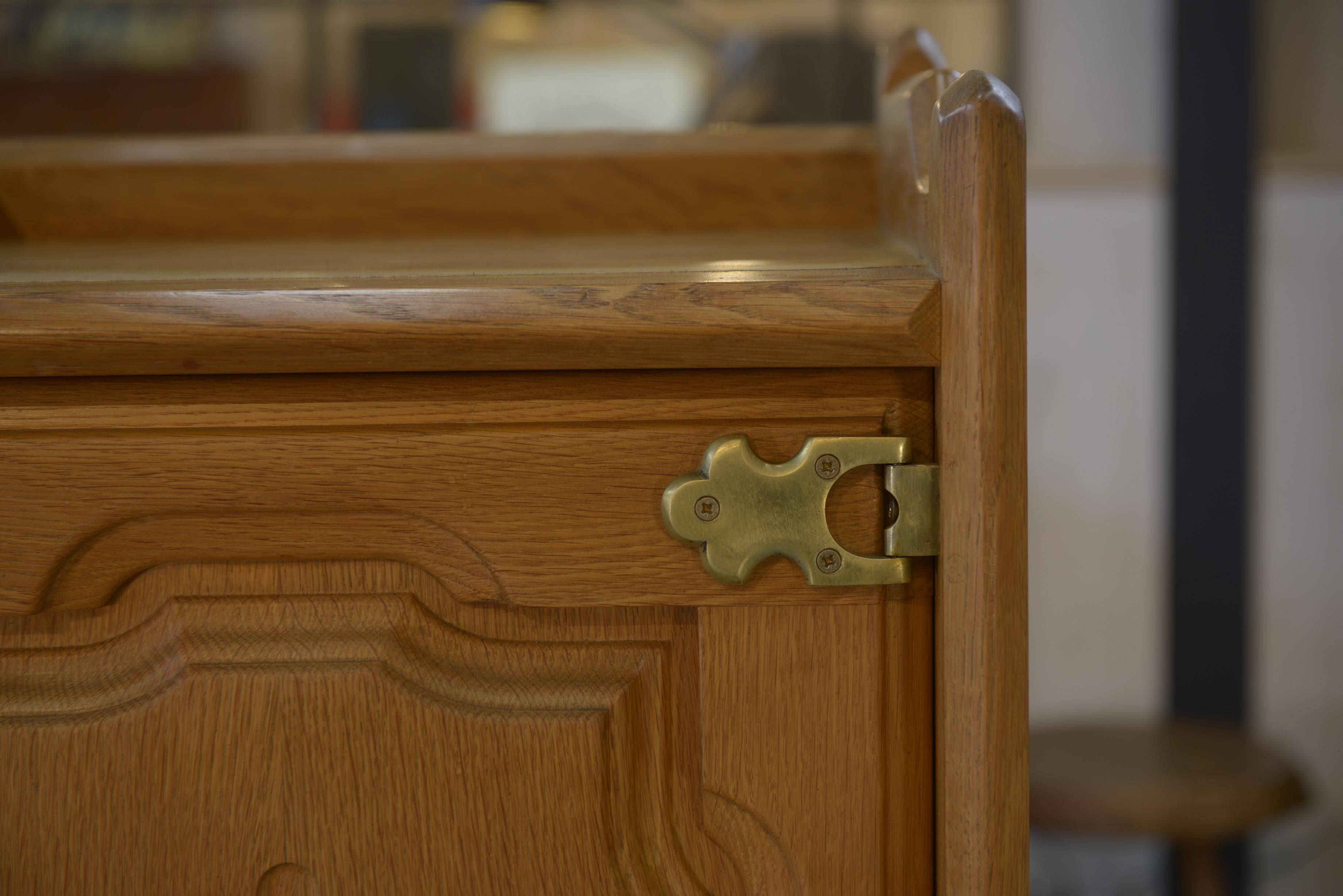 Mueble de entrada en madera de Guillerme et Chambron 1960 Roble en venta