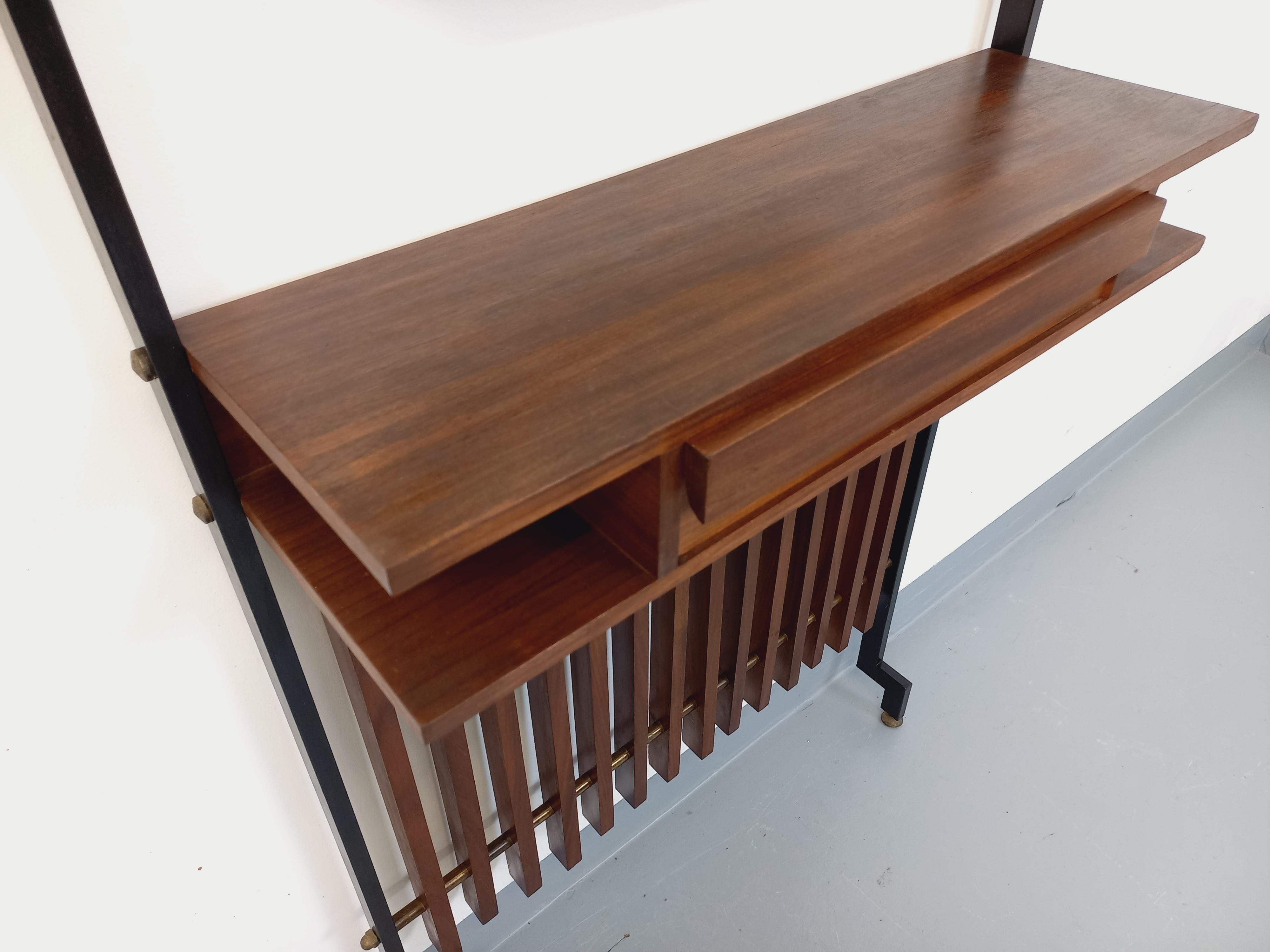 Scandinave moderne Meuble d'entrée vestiaire italien vintage avec miroir, tablettes et tiroir teck en vente