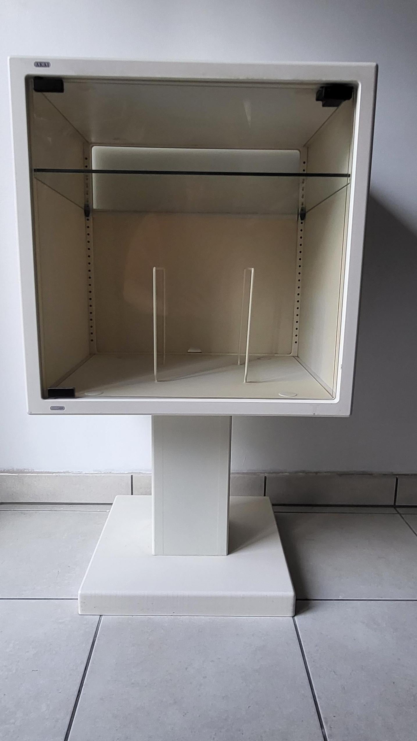 Meuble Hi-Fi AKAI CUBE de PB design. Fabriqué dans les années 1980, conçu avec une étagère à l'intérieur en verre qui sert de support pour la platine vinyle et le compartiment en dessous pour les disques.

Ces meubles sont rares et uniques, certains
