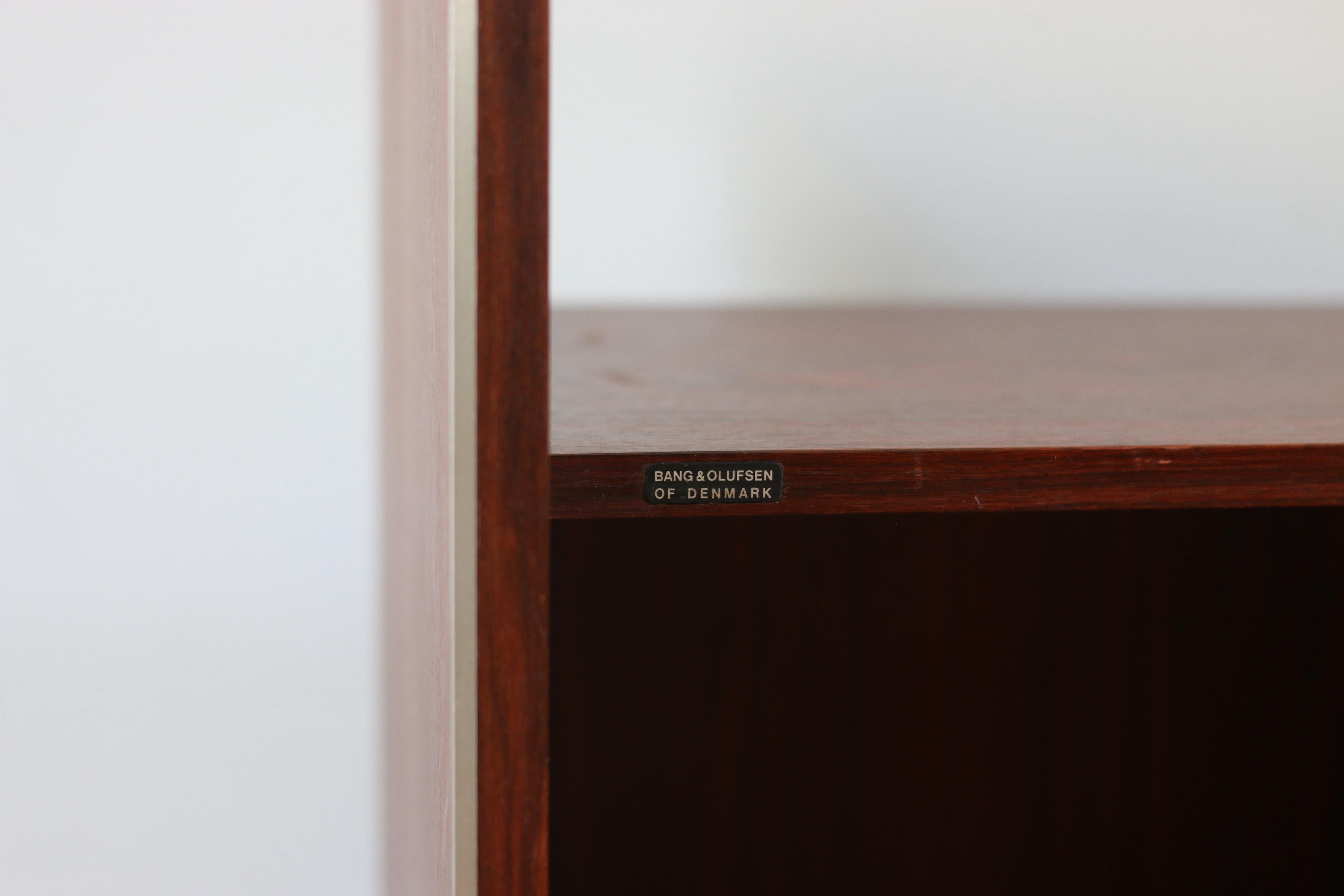 Meuble hifi vintage en palissandre signé Jacob Jensen pour Bang & Olufsen Danemark

en très bon état

dimensions : longueur 77 cm x hauteur 74 cm x profondeur 30 cm , 
dimensions de la niche principale 36 x 33 cm