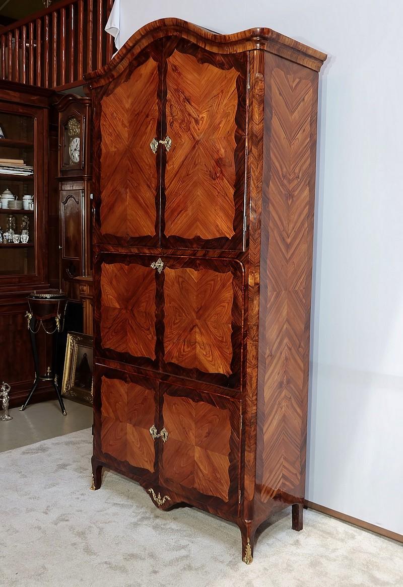 A rare and beautiful Louis XV writing desk, stamped Popsel, inlaid with precious wood.
This commissioned piece of furniture is a unique and extraordinary model, specially crafted by one of the greatest Parisian cabinetmakers in the mid-18th century