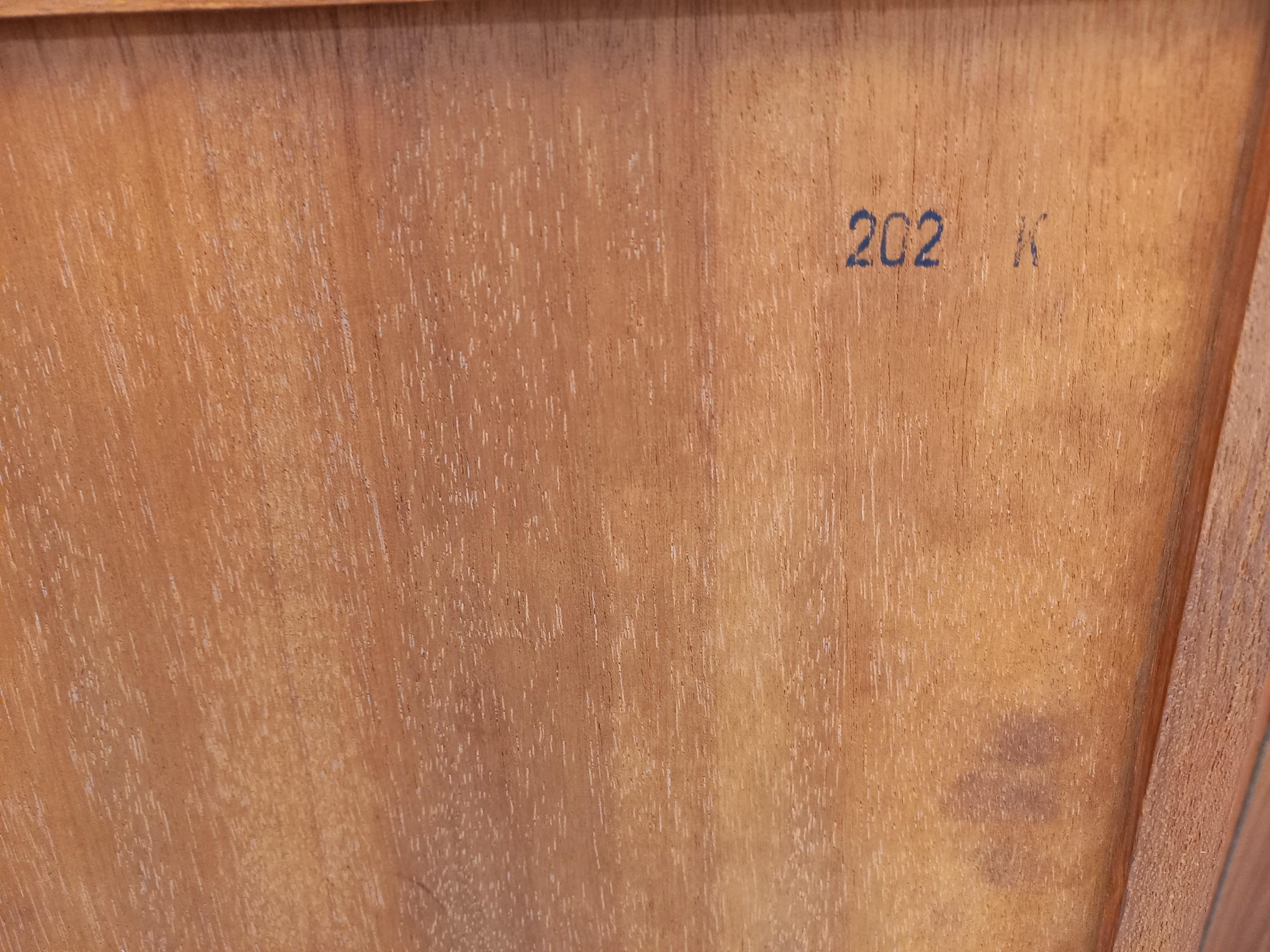 Meuble de rangement secrétaire scandinave danois vintage des années 50 60, du designer Gunnar Nielsen Tibergaard (avec estampille Made in Denmark, Designed by Tibergaard), très belle réalisation soignée, en teck, partie secrétaire avec niche et 4