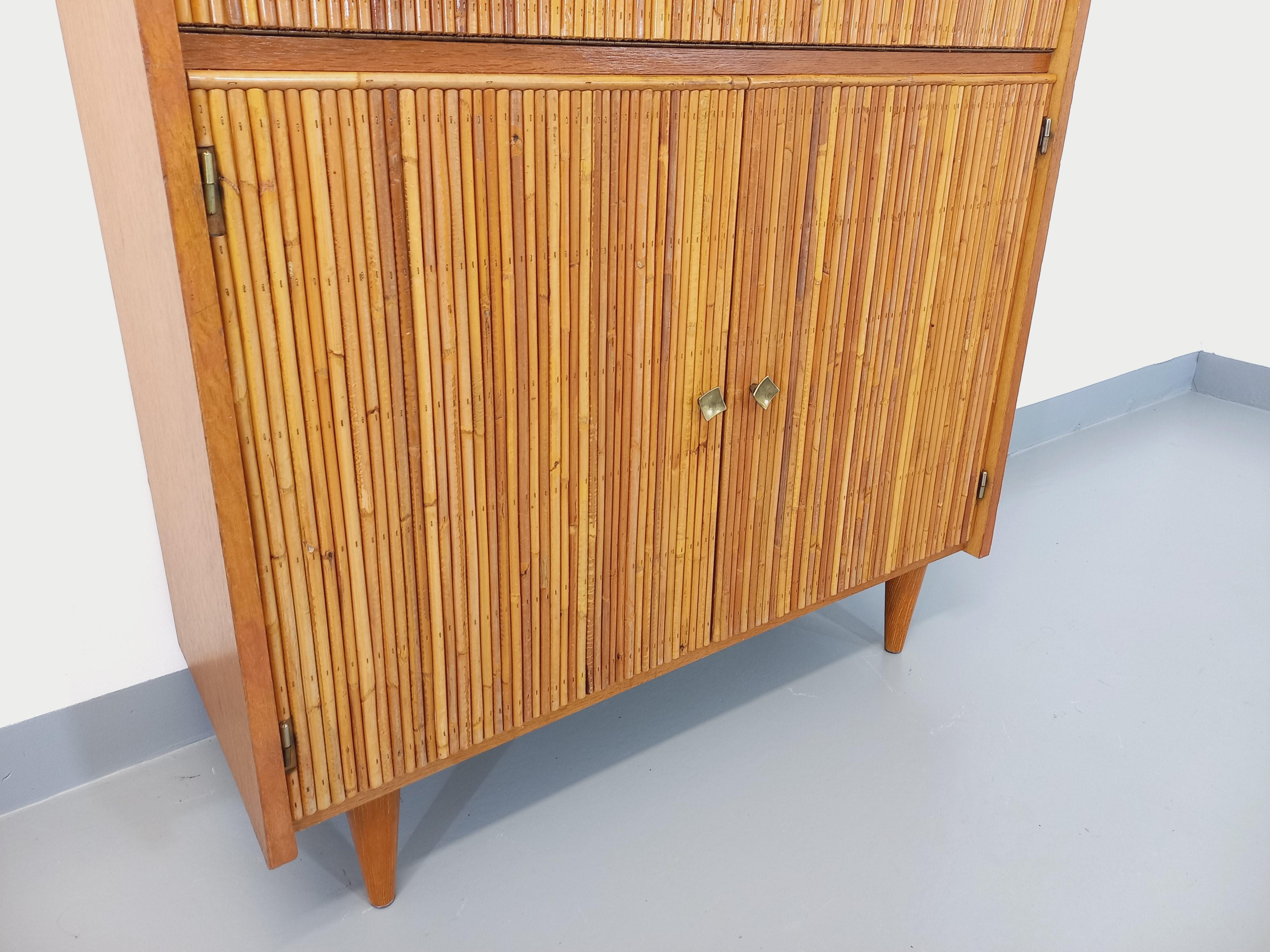 Meuble secrétaire vintage en rotin et bois clair des années 60 en vente 2