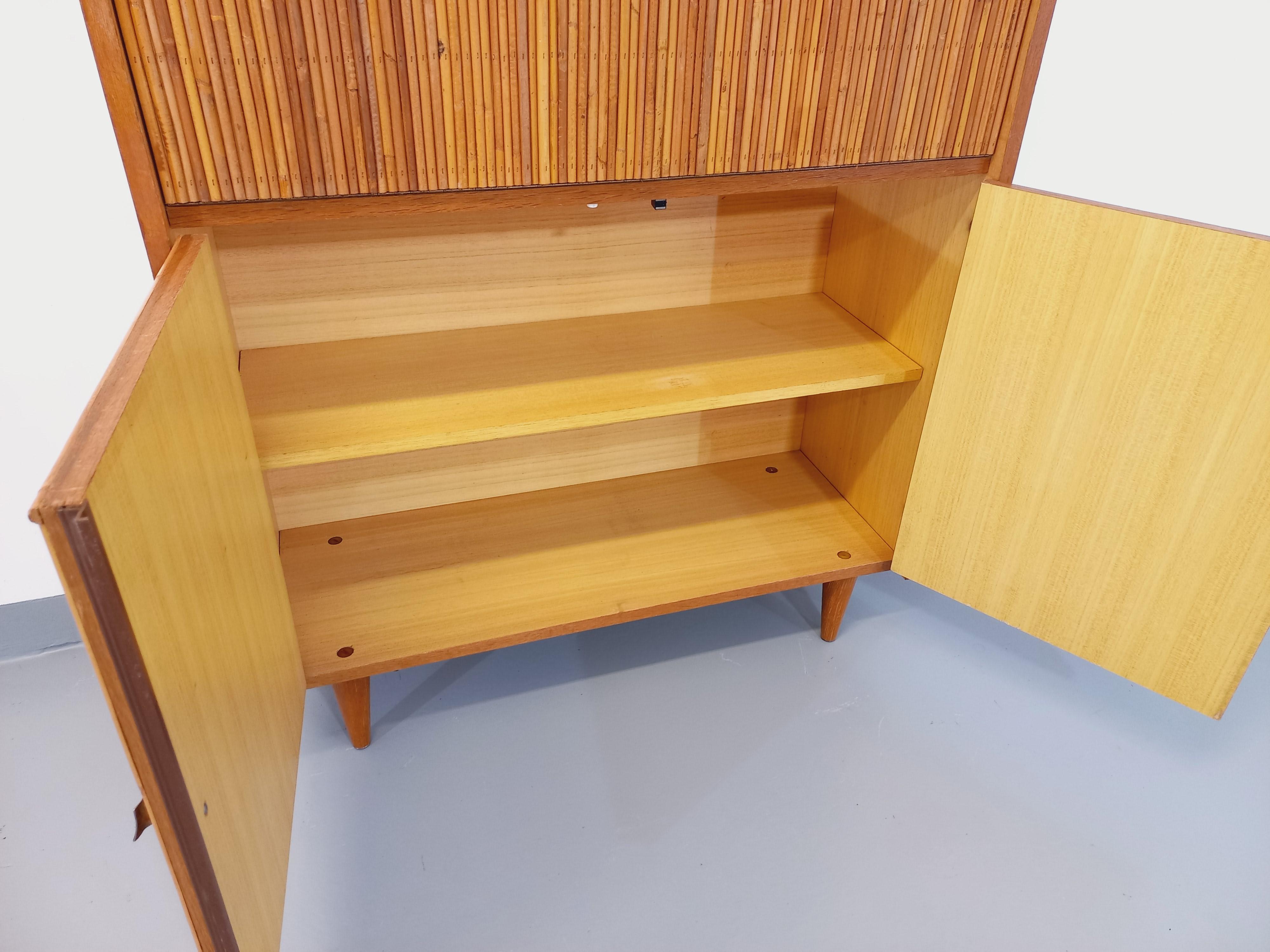 Meuble secrétaire vintage en rotin et bois clair des années 60 en vente 4