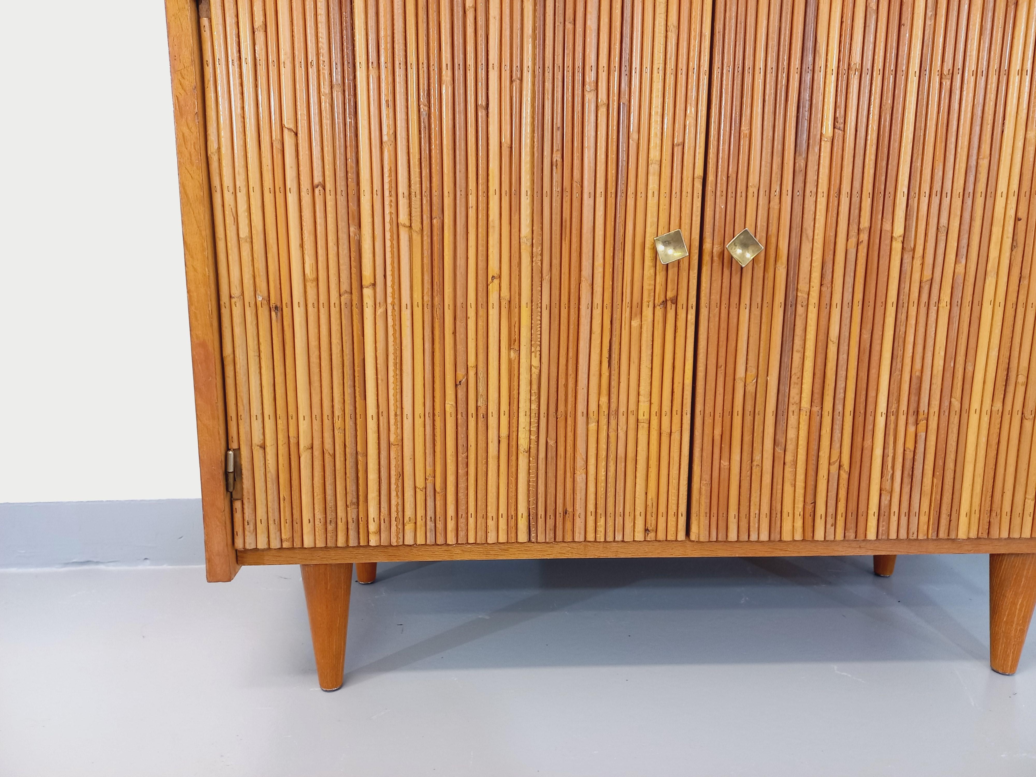 Français Meuble secrétaire vintage en rotin et bois clair des années 60 en vente