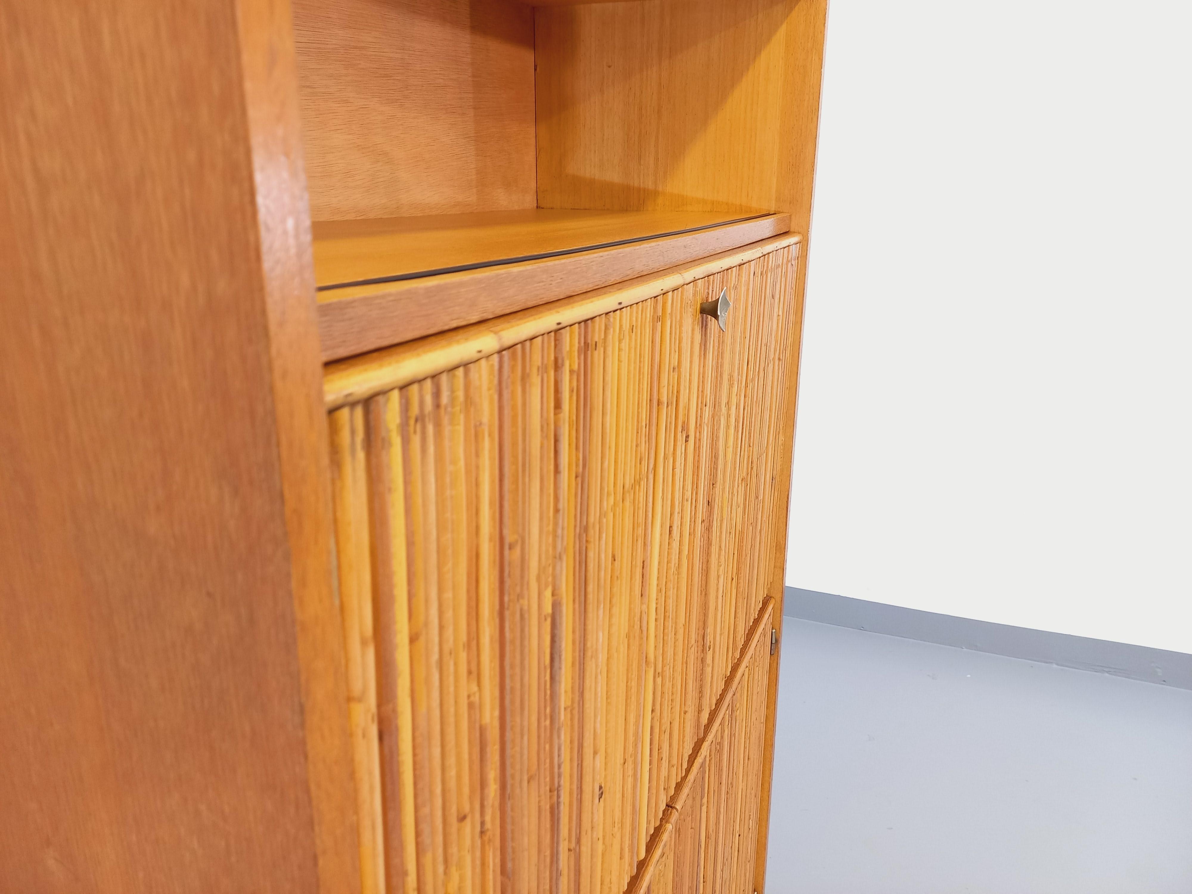 Meuble secrétaire vintage en rotin et bois clair des années 60 Bon état - En vente à BESANÇON, FR