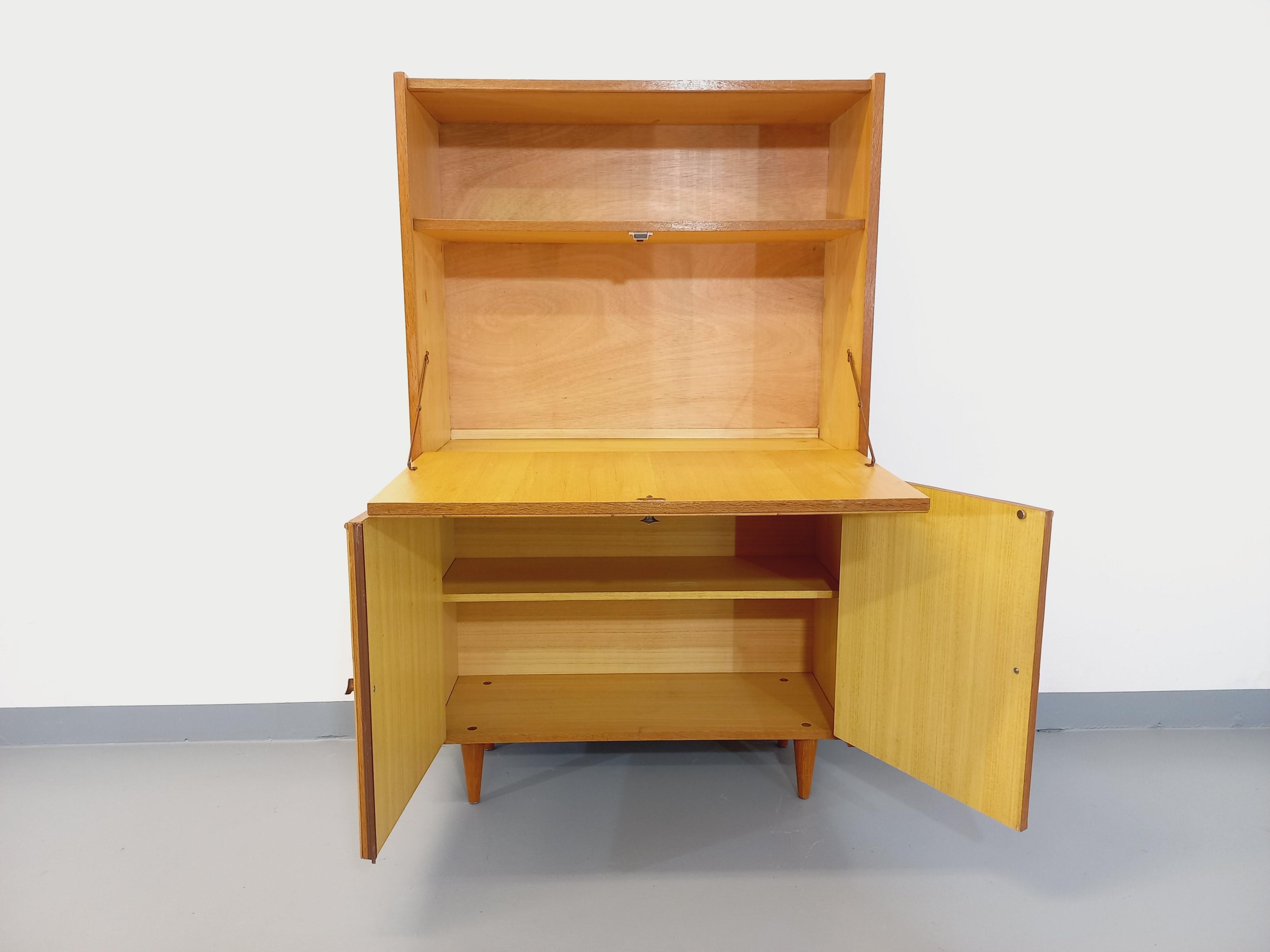 Milieu du XXe siècle Meuble secrétaire vintage en rotin et bois clair des années 60 en vente