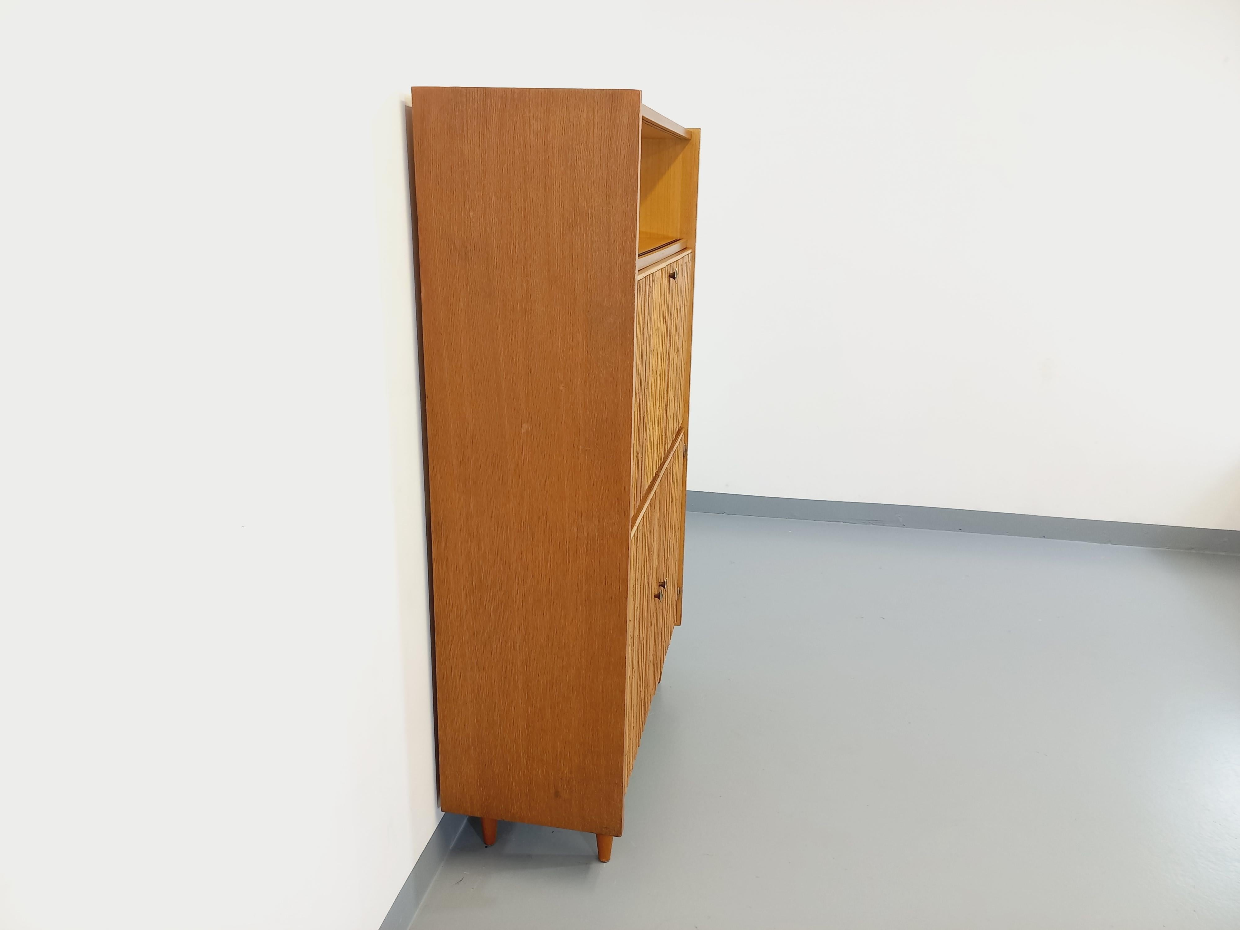 Rotin Meuble secrétaire vintage en rotin et bois clair des années 60 en vente