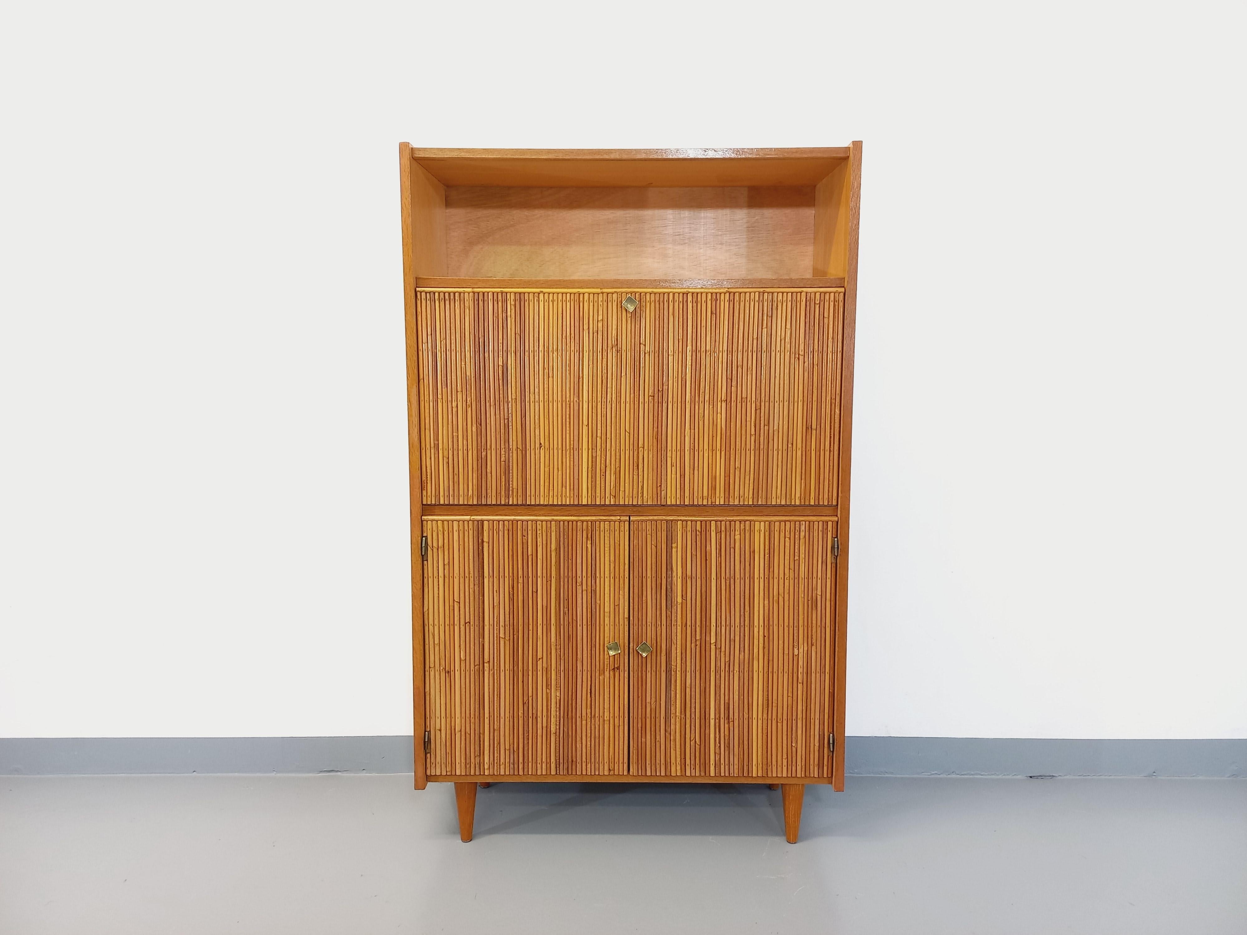 Meuble secrétaire vintage en rotin et bois clair des années 60 en vente 1