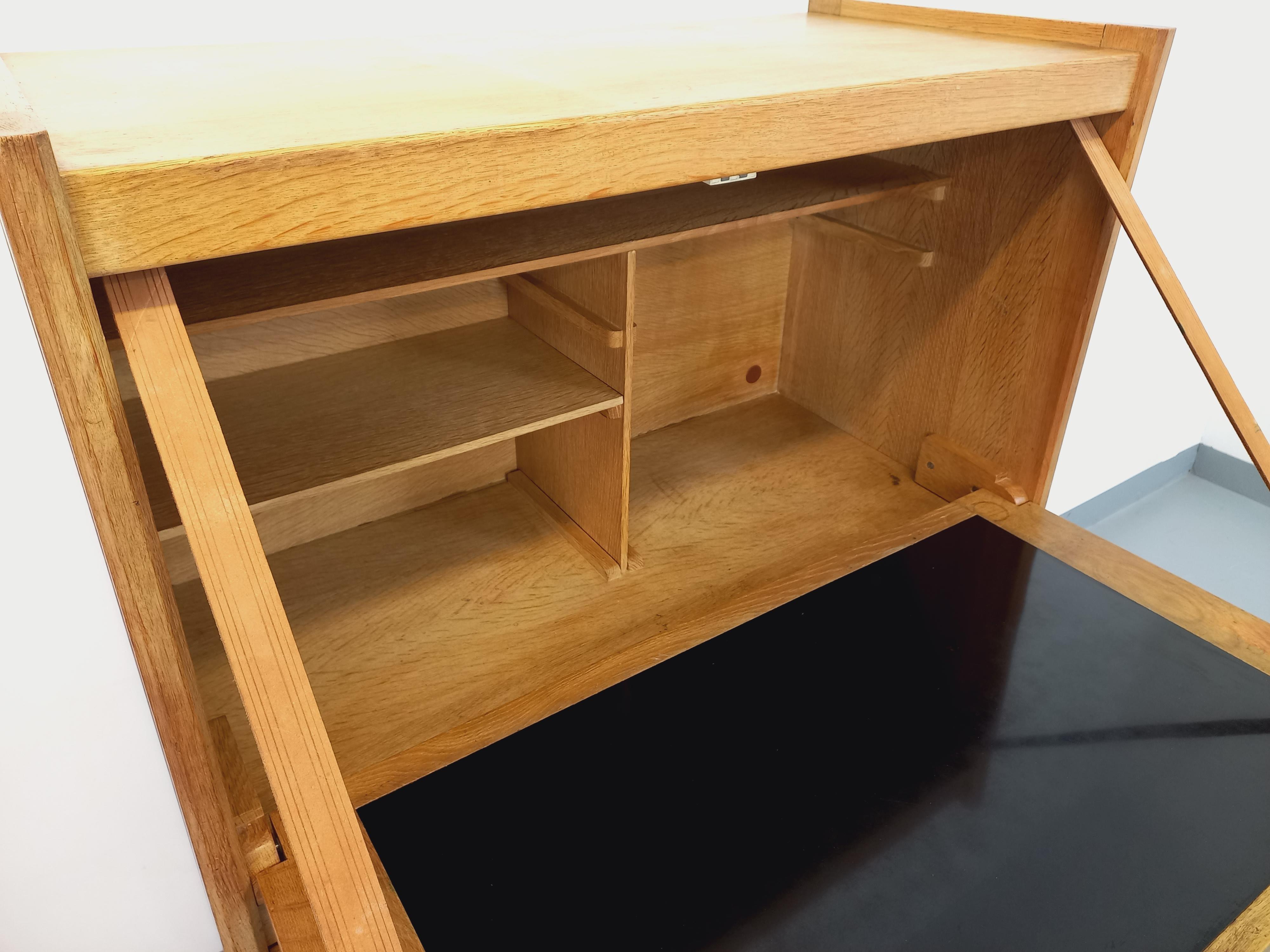 Meuble secrétaire vintage Guillerme et Chambron en chêne massif des années 50 60 en vente 10
