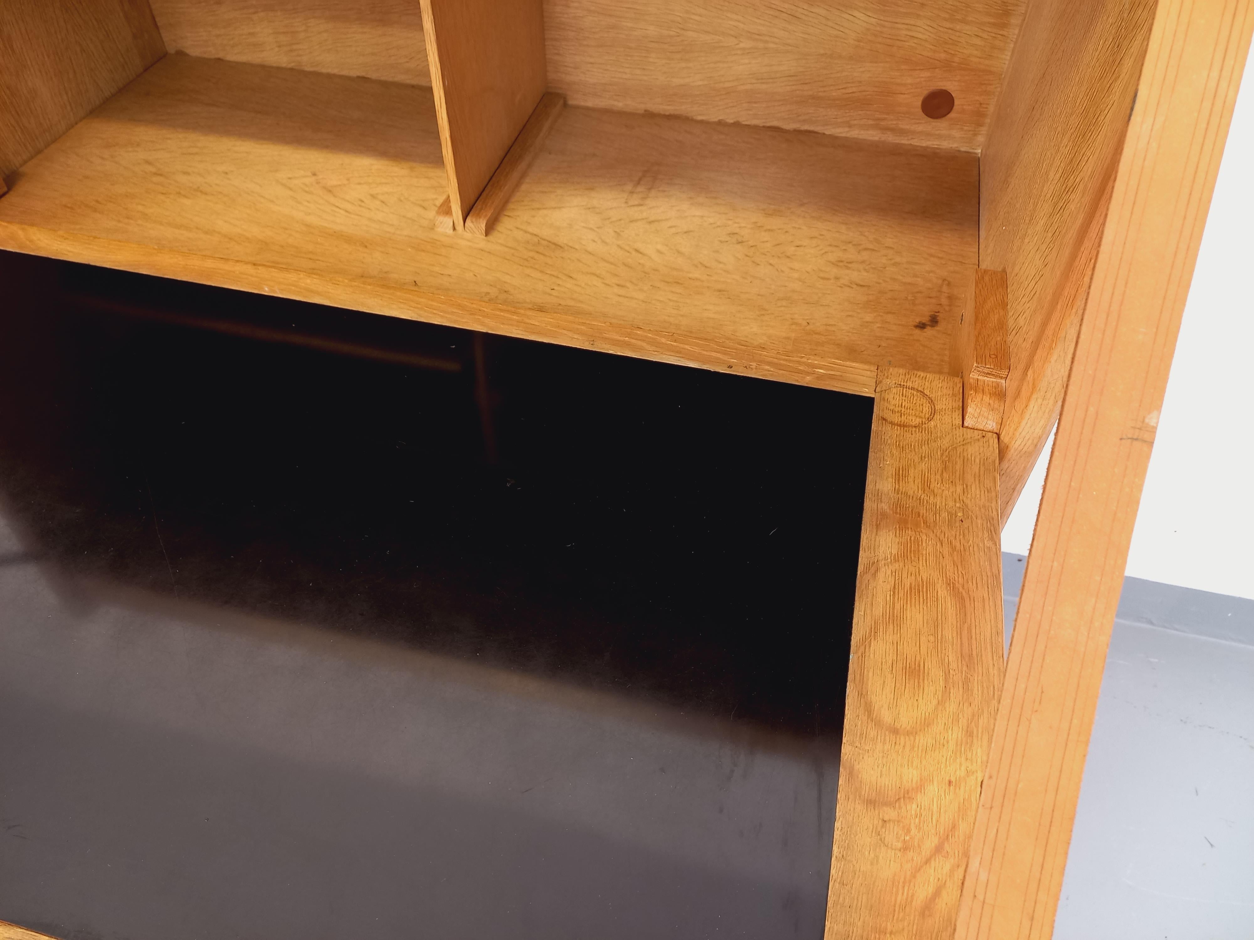 Meuble secrétaire vintage Guillerme et Chambron en chêne massif des années 50 60 en vente 11