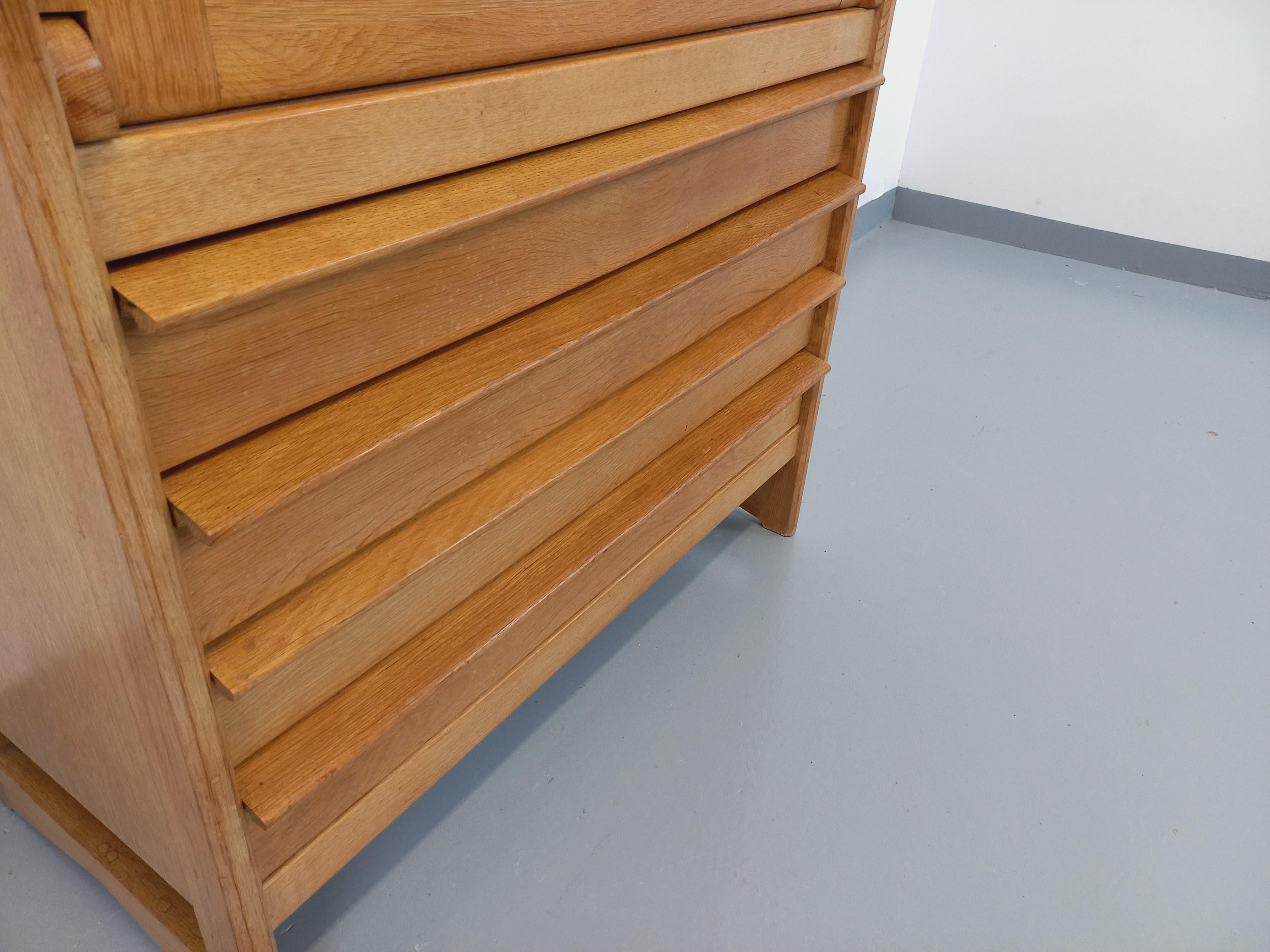 Meuble de rangement secrétaire vintage des années 50 60, de Robert Guillerme et Jacques Chambron pour l'éditeur Votre Maison, superbes conception et design, en bois de chêne clair massif brutaliste, pieds traîneau, 4 tiroirs, partie secrétaire avec