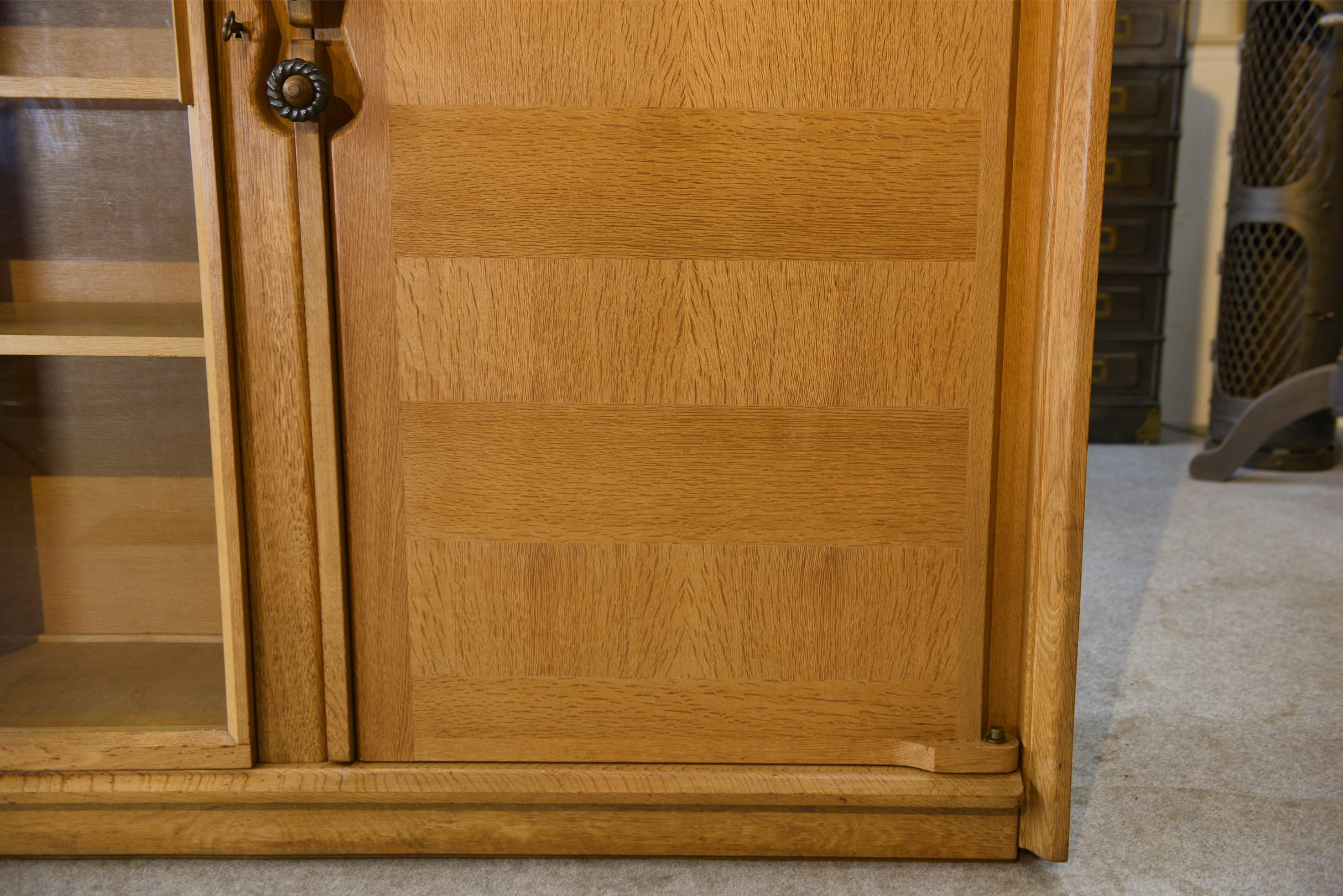 Meuble vitrine par Guillerme et Chambron pour Votre Maison For Sale 4