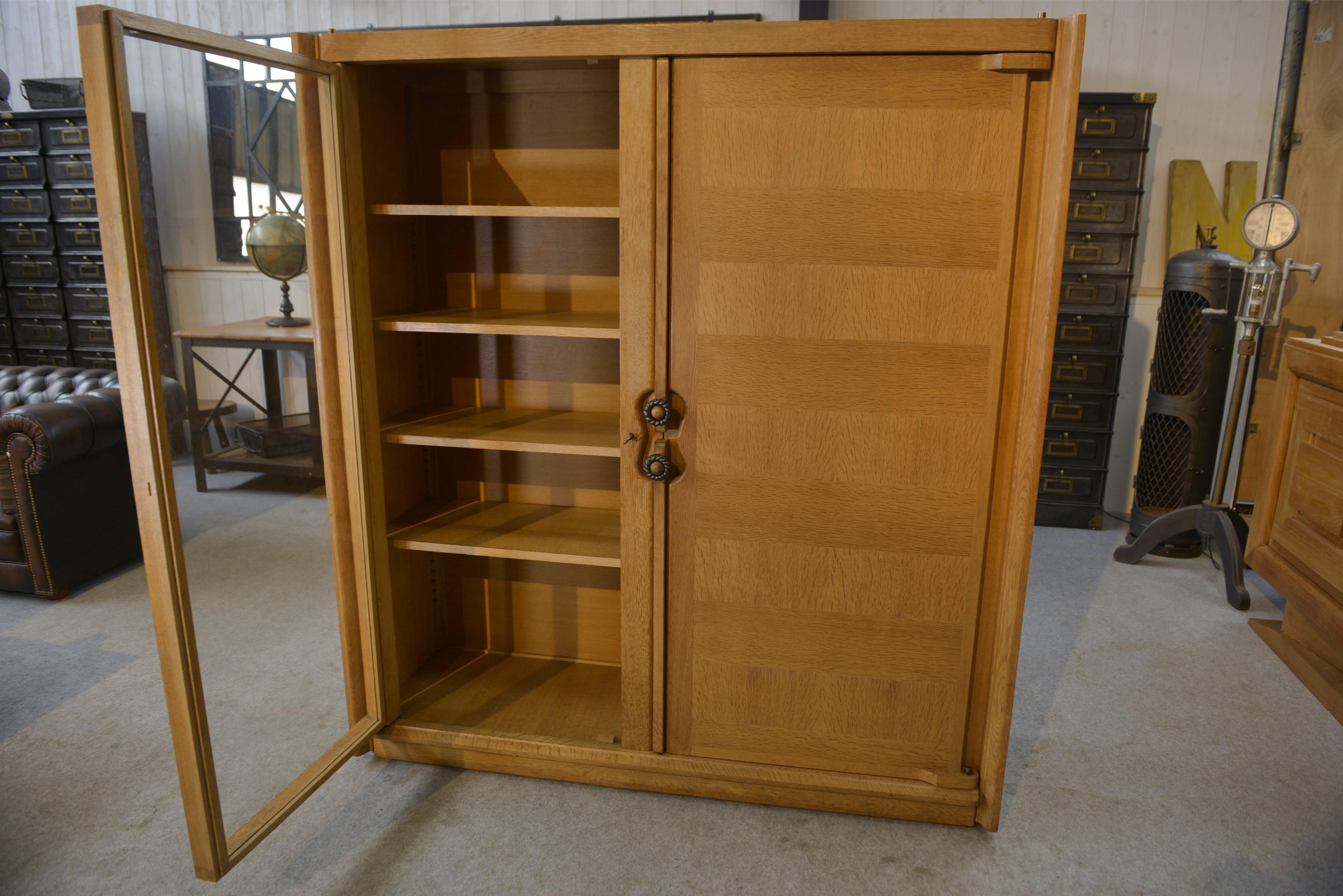 Meuble vitrine par Guillerme et Chambron pour Votre Maison For Sale 6