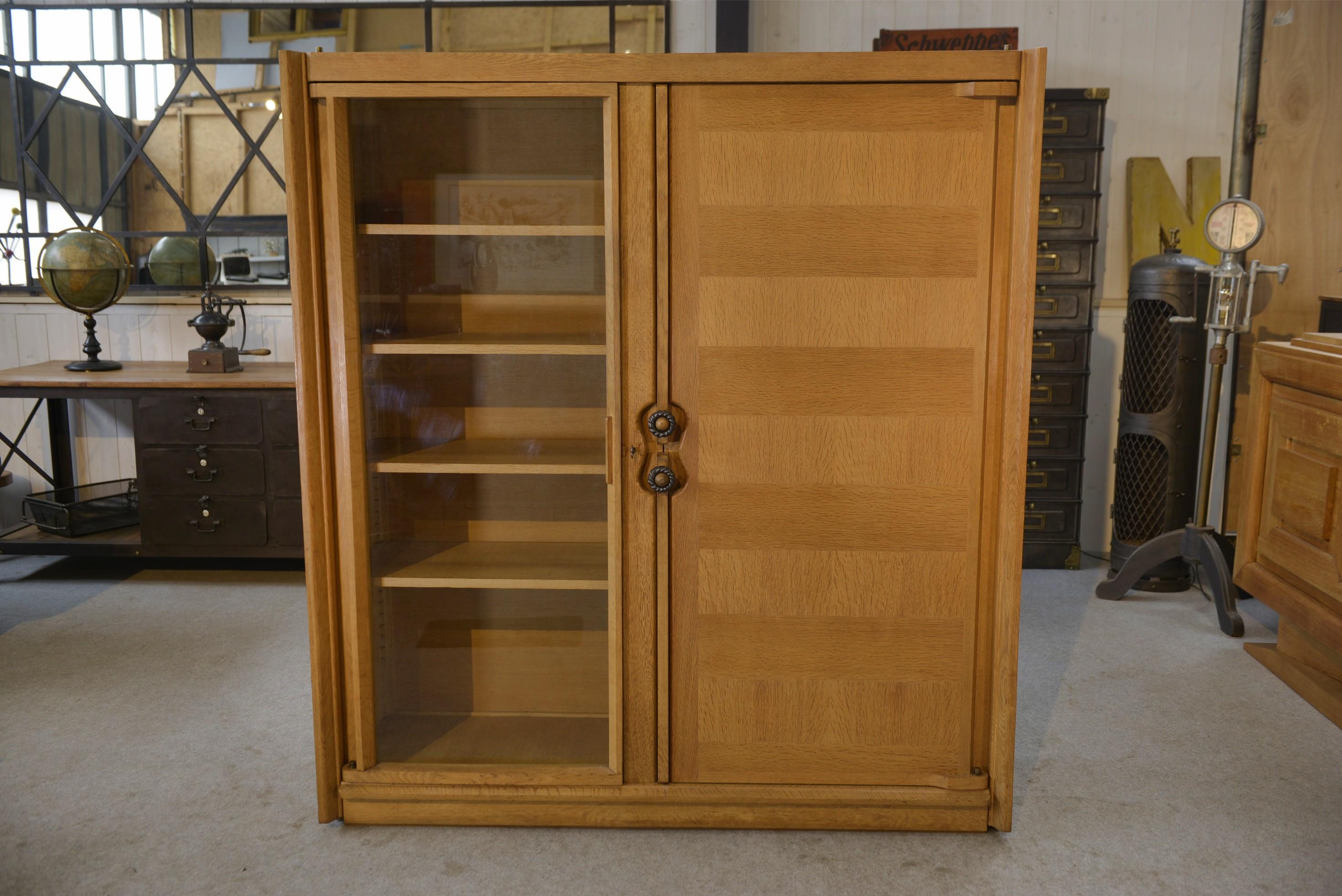 Meuble vitrine par Guillerme et Chambron et céramique par Danikowski pour Votre Maison 1960

Robert Guillerme (1913–1990) et Jacques Chambron (1914–2001) sont deux designers français emblématiques du design des années 1950 à 1970. Diplômés