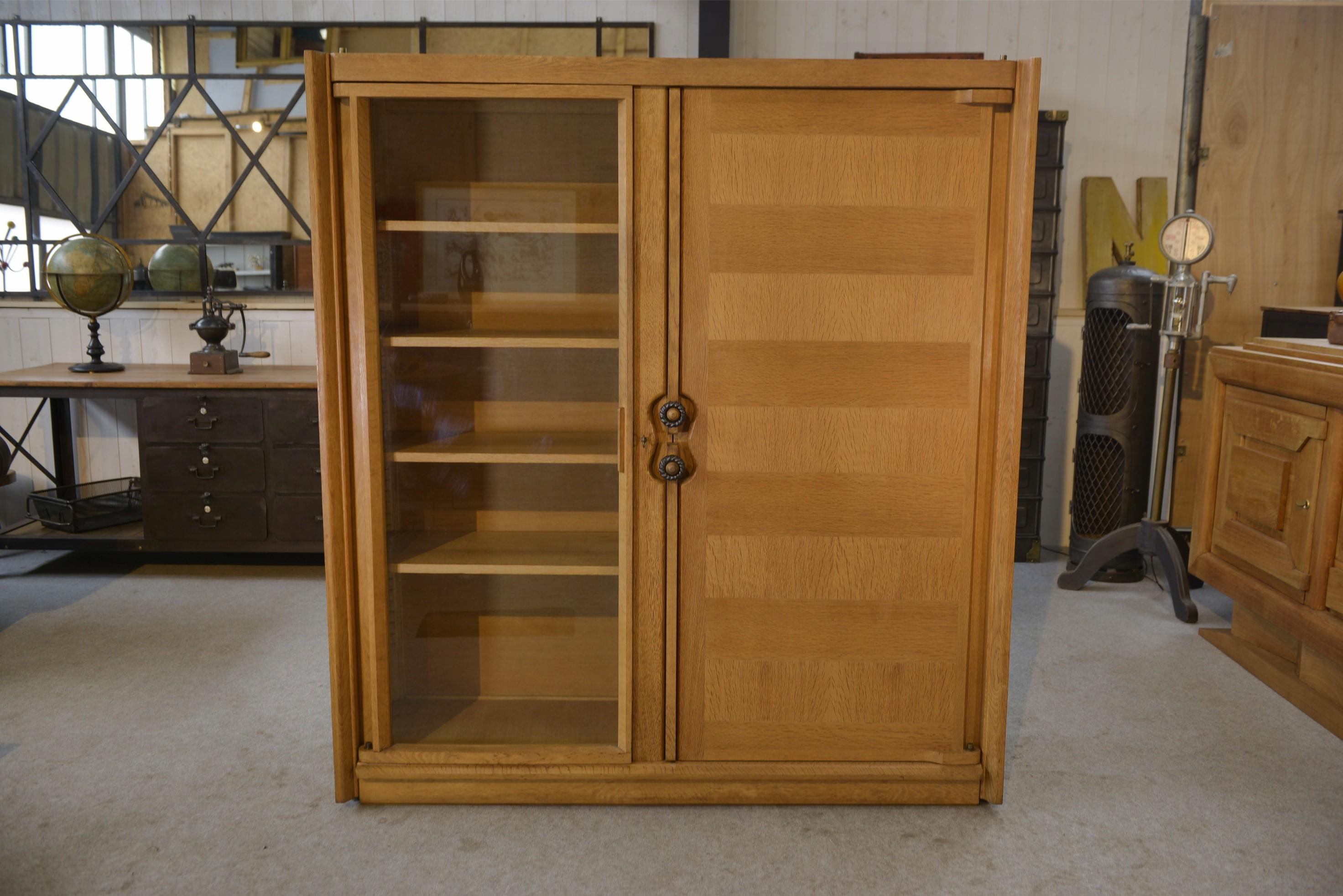 Mid-20th Century Meuble vitrine par Guillerme et Chambron pour Votre Maison For Sale