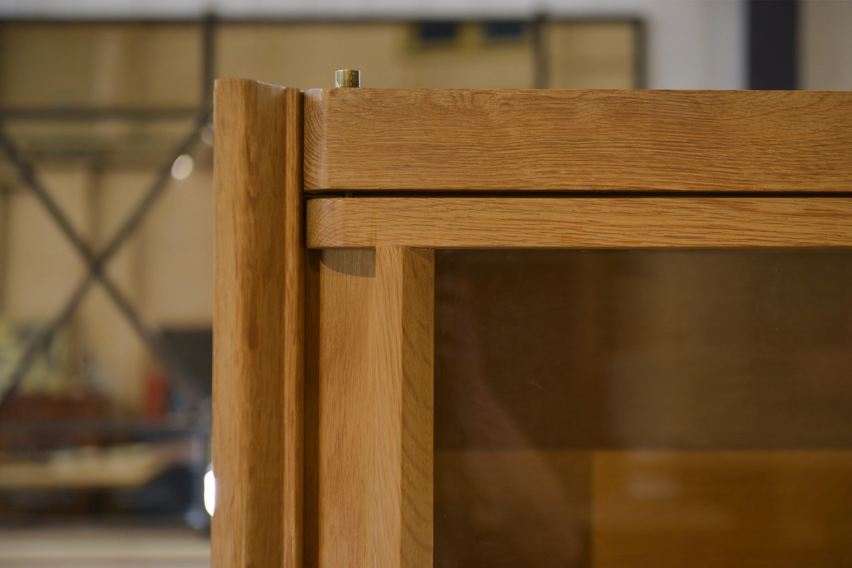 Oak Meuble vitrine par Guillerme et Chambron pour Votre Maison For Sale