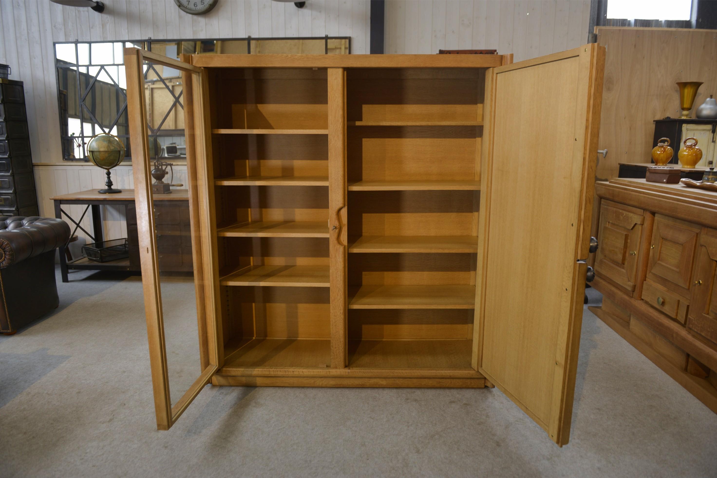 Meuble vitrine par Guillerme et Chambron pour Votre Maison For Sale 1