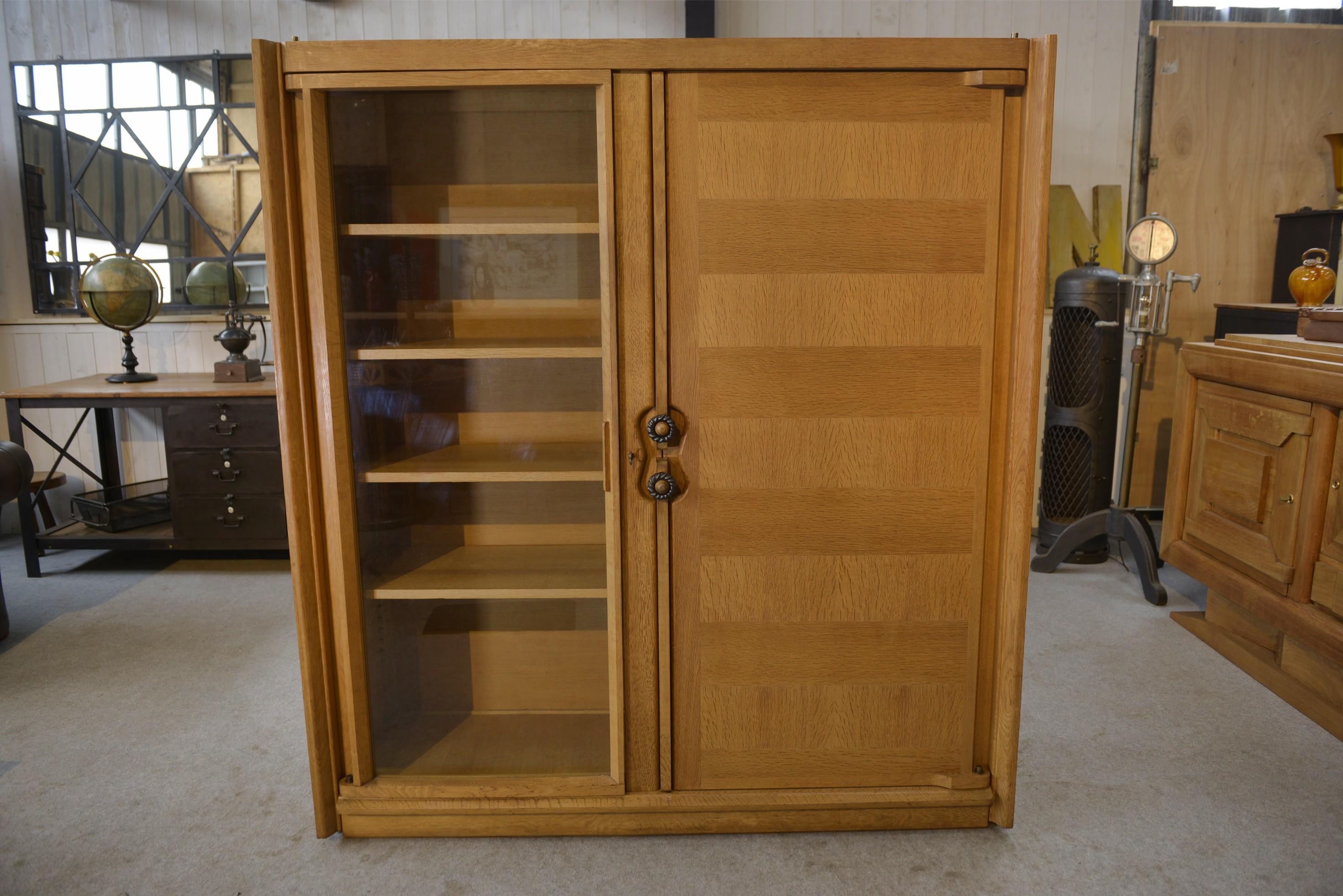 Meuble vitrine par Guillerme et Chambron pour Votre Maison For Sale 3