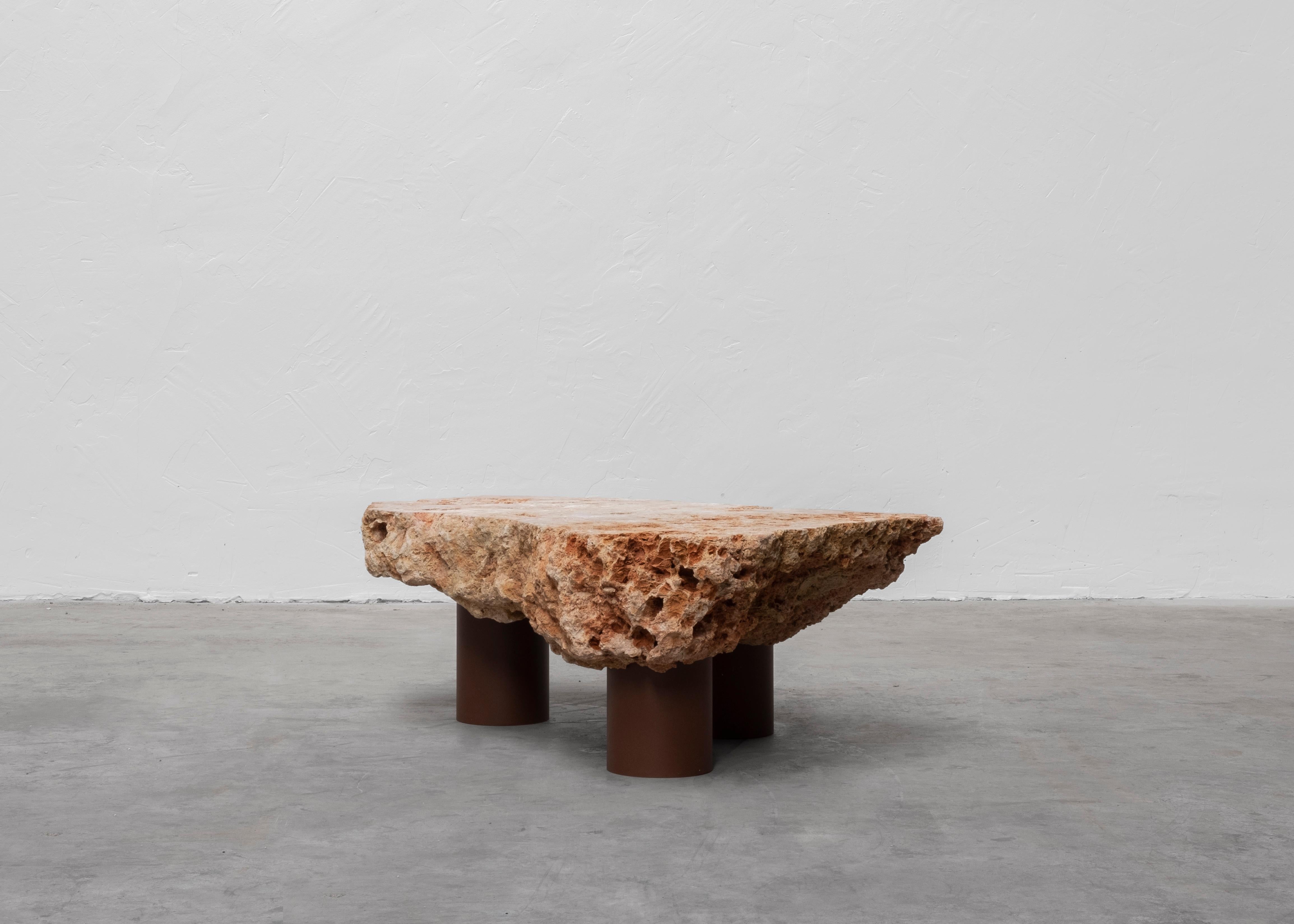 Table basse en pierre naturelle brute de Frédéric Saulou avec trois pieds en acier Brown en vente 2