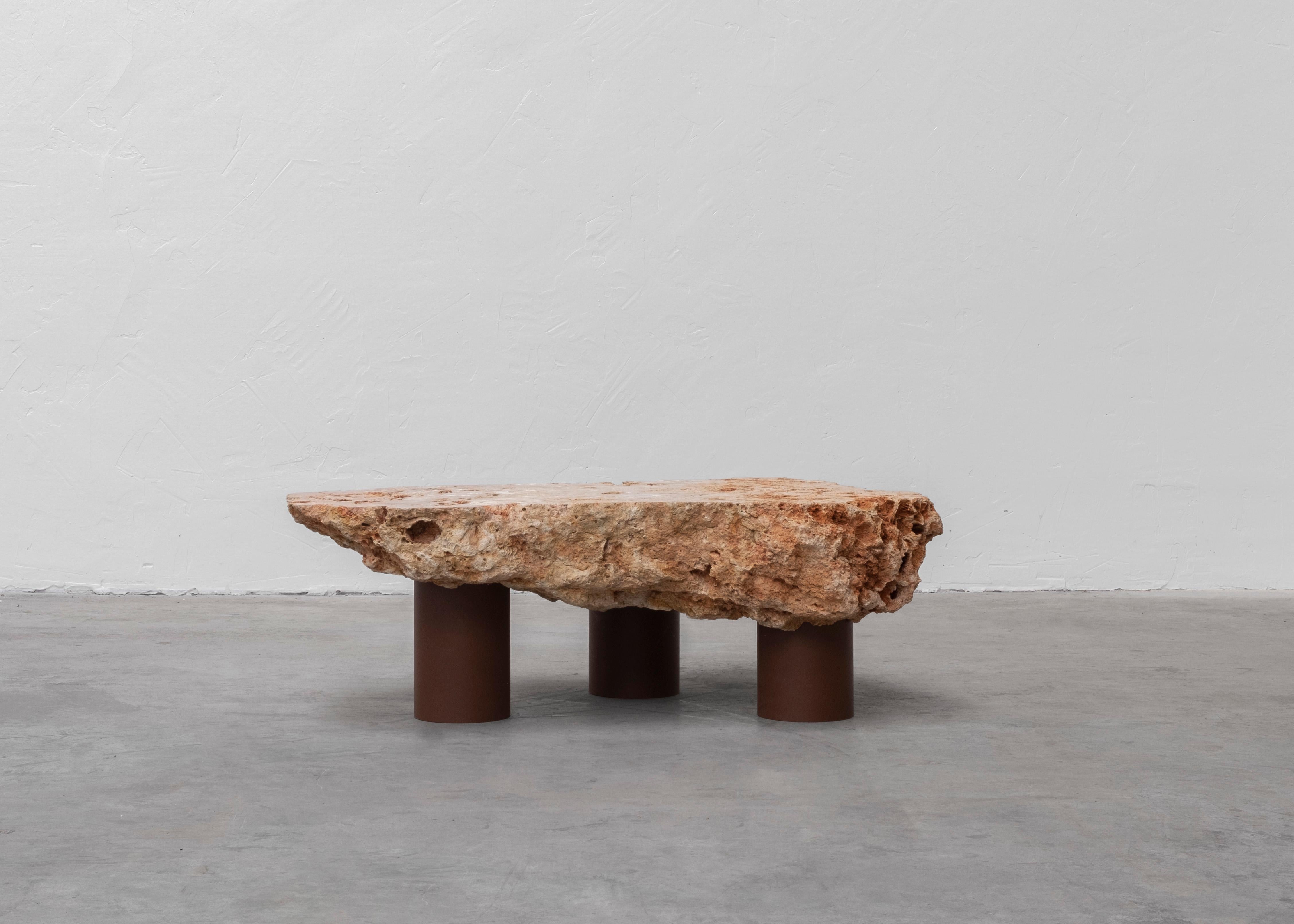 Table basse en pierre naturelle brute de Frédéric Saulou avec trois pieds en acier Brown en vente 3