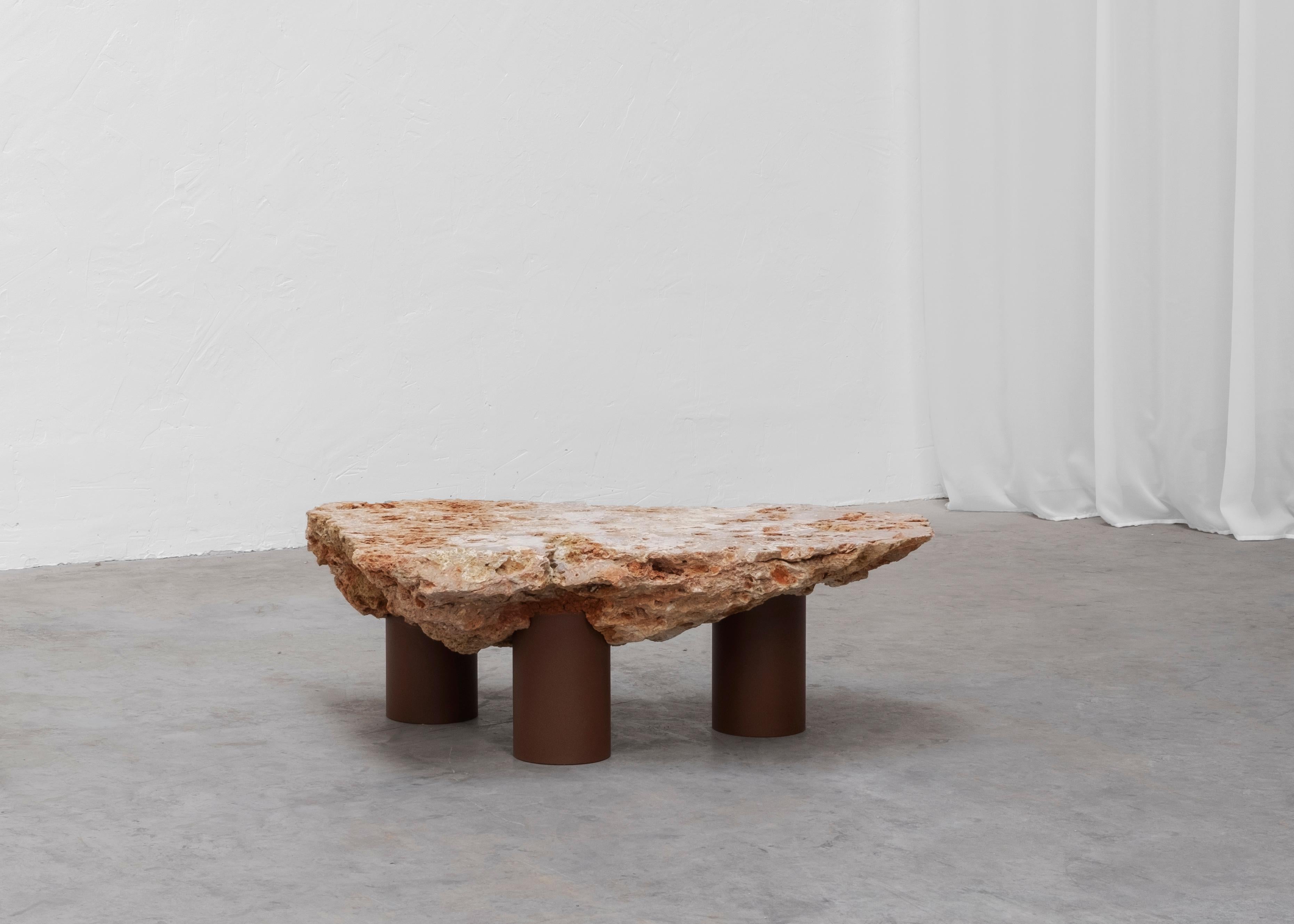 Table basse en pierre Meulière par Frédéric Saulou
Pièce unique
Dimensions : D 80 x L 120 x H 35 cm.
Matériaux : Acier peint par poudrage et pierre de Steele.
Poids : 120 kg. 

D'une création à l'autre, la matière peut présenter certaines aspérités