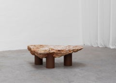 Table basse en pierre naturelle brute de Frédéric Saulou avec trois pieds en acier Brown