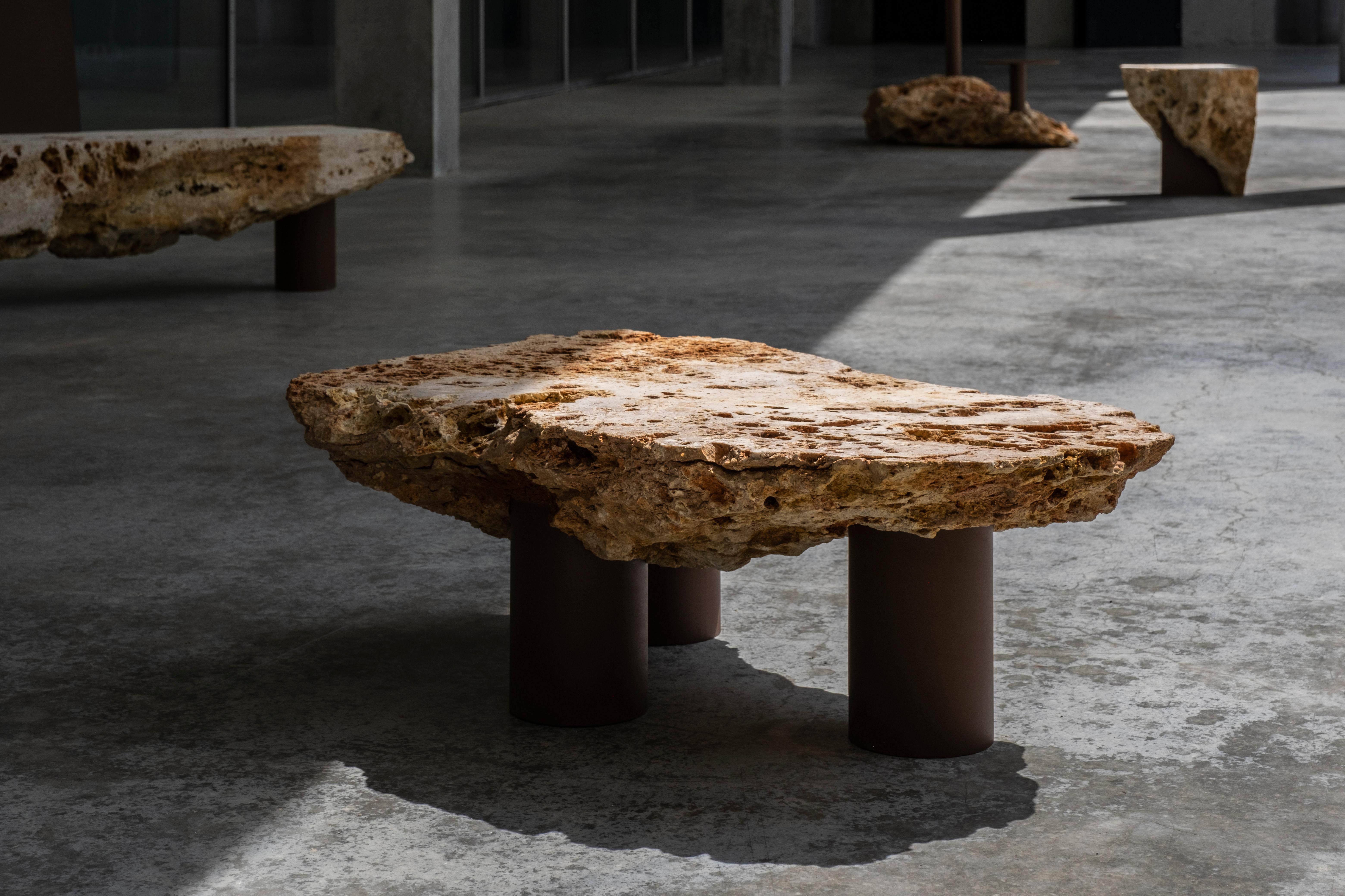 Français Table basse en pierre naturelle brute de Frédéric Saulou avec trois pieds en acier Brown en vente