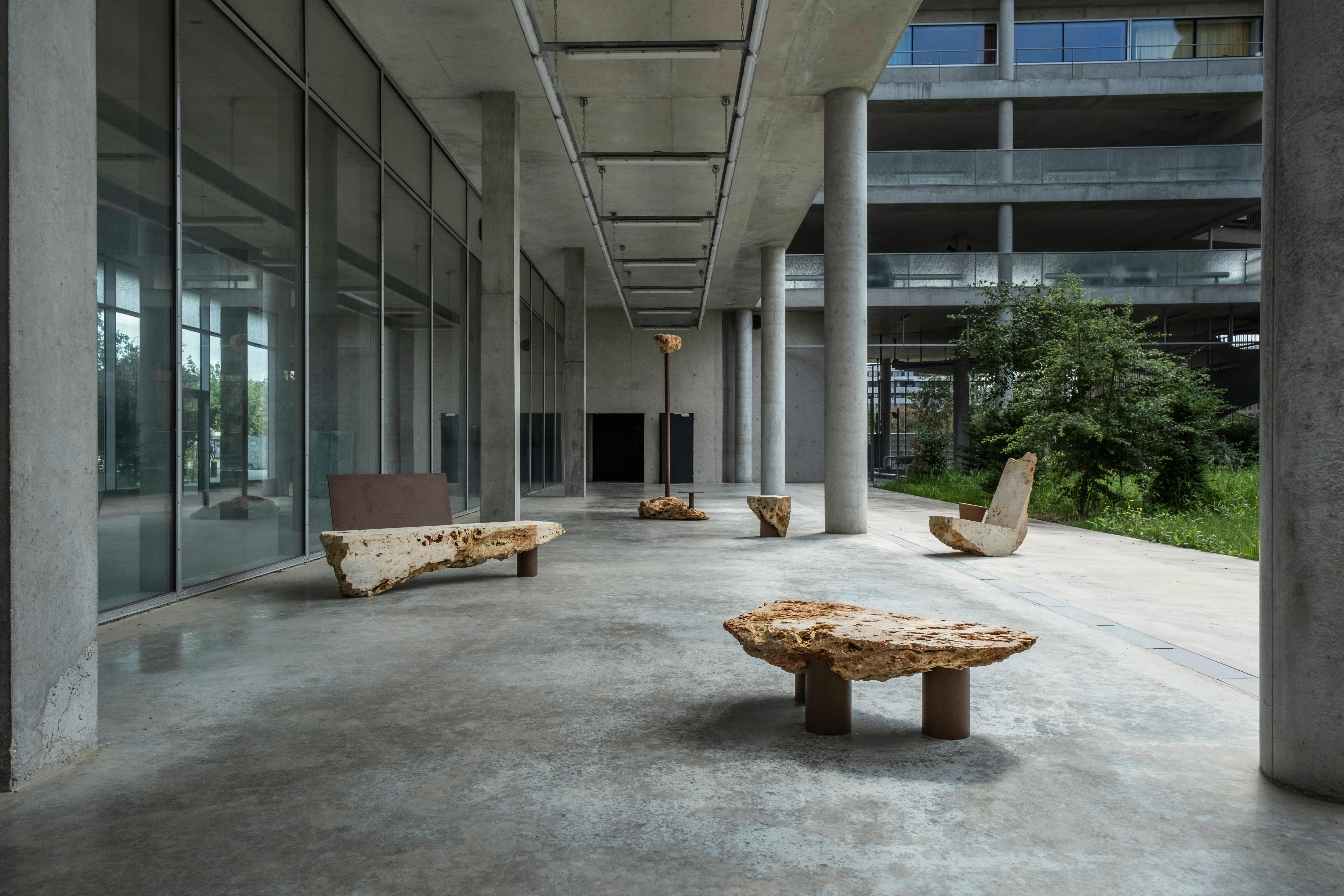 Table basse en pierre naturelle brute de Frédéric Saulou avec trois pieds en acier Brown Neuf - En vente à Geneve, CH
