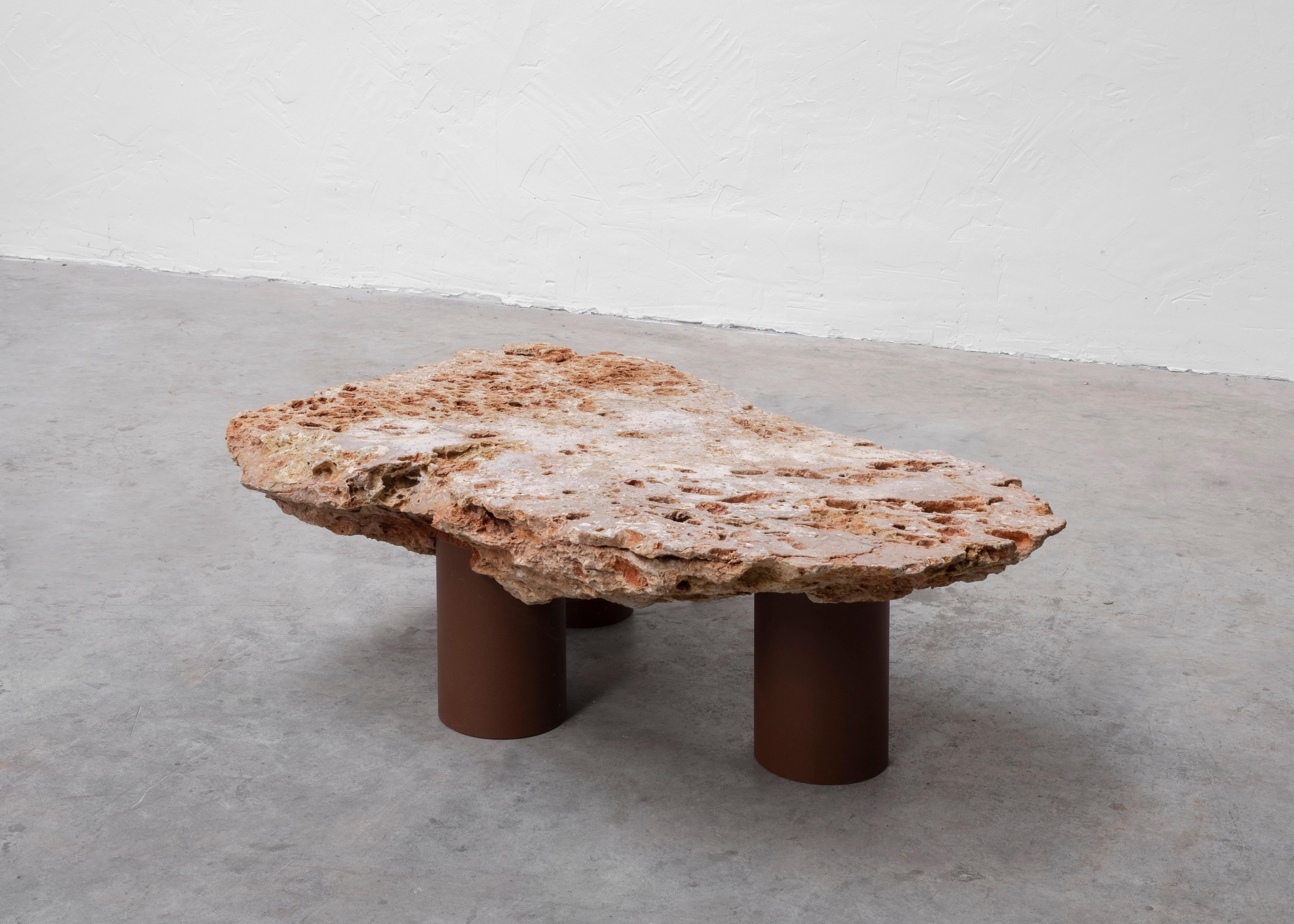 Acier Table basse en pierre naturelle brute de Frédéric Saulou avec trois pieds en acier Brown en vente