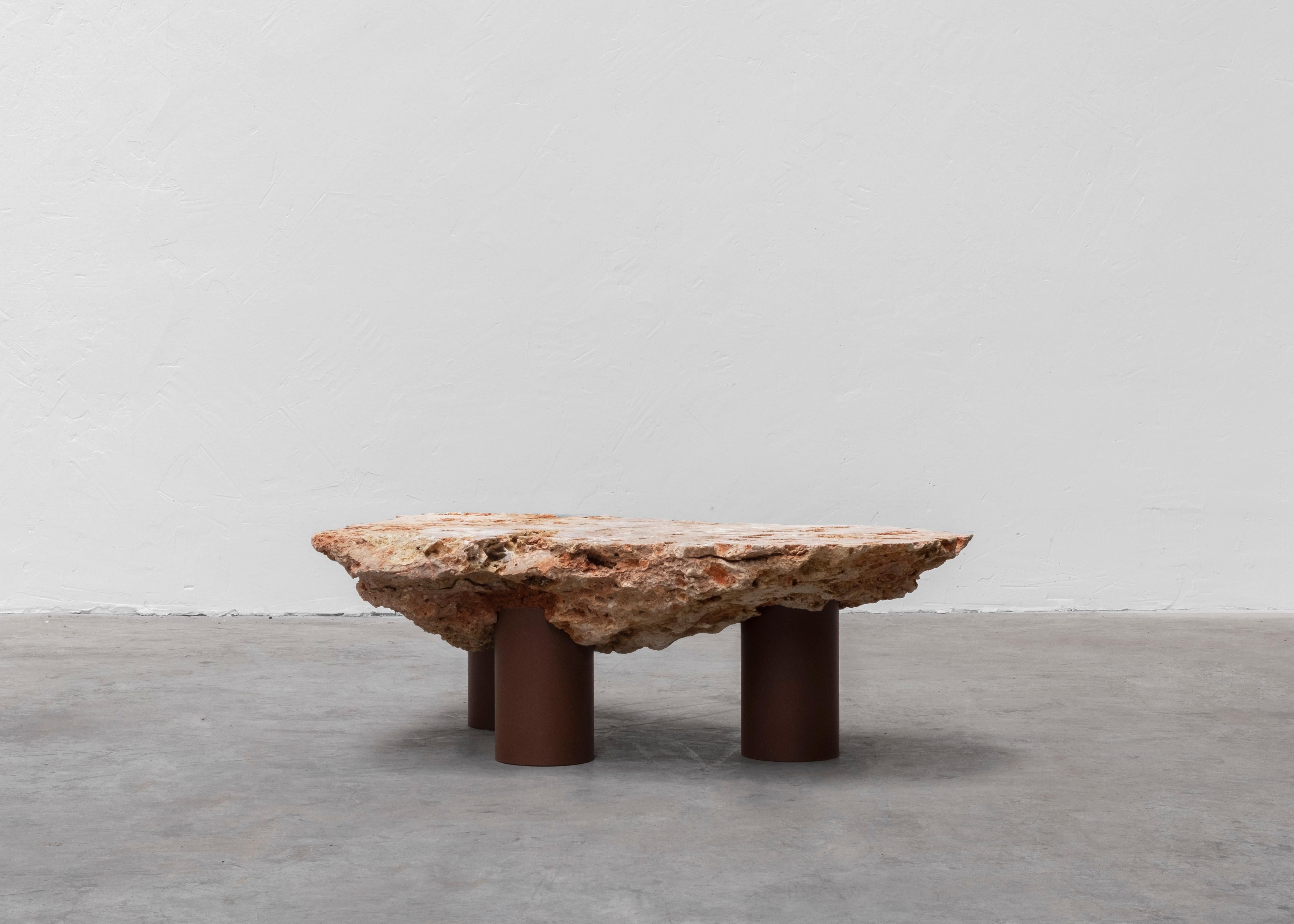 Table basse en pierre naturelle brute de Frédéric Saulou avec trois pieds en acier Brown en vente 1