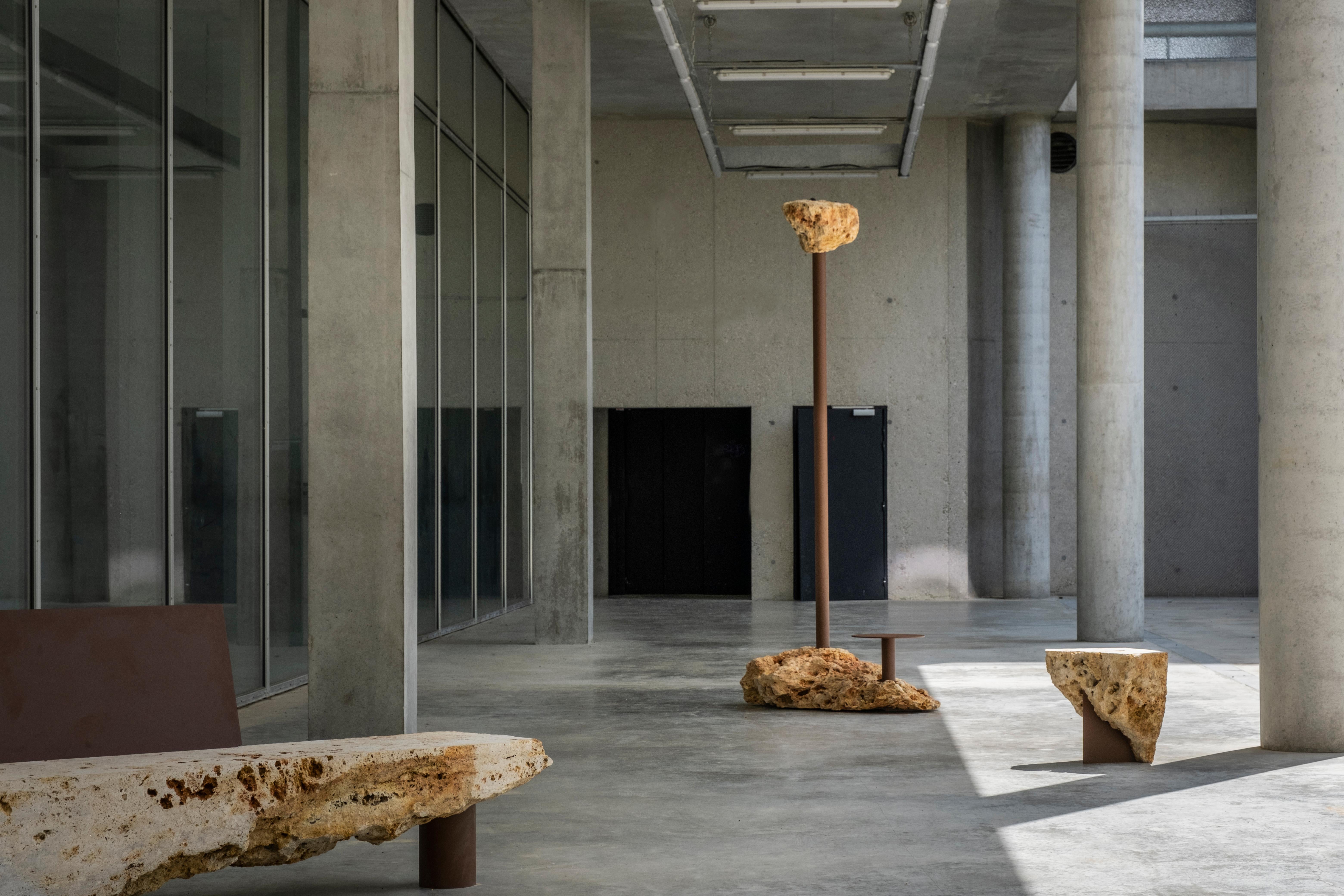 Table d'appoint en pierre naturelle brute par Frédéric Saulou en vente 2