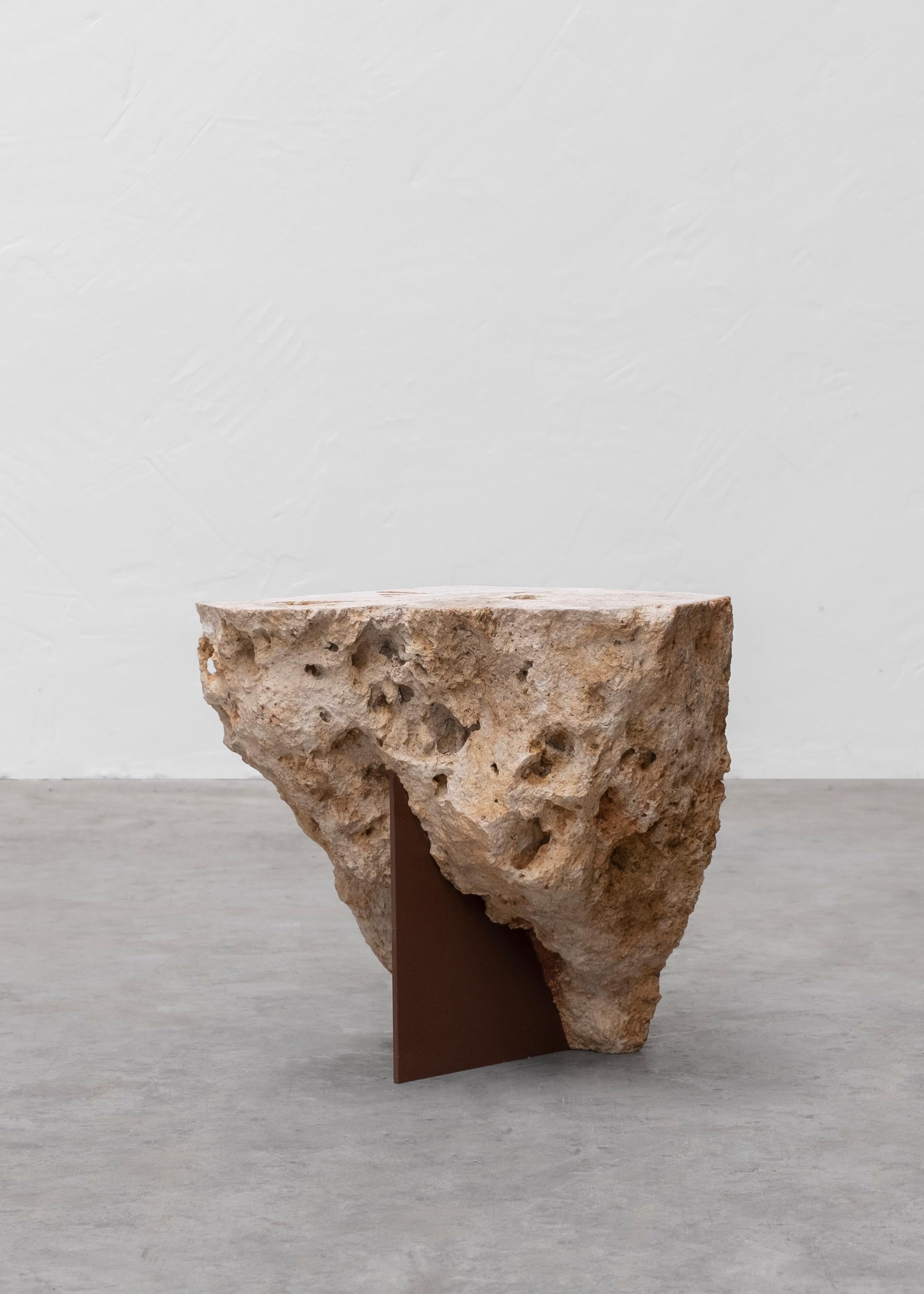 Table d'appoint en pierre Meulière par Frédéric Saulou
Pièce unique
Dimensions : D 30 x L 40 x H 50 cm.
Matériaux : Acier peint par poudrage et pierre de Steele.
Poids : 80 kg. 

D'une création à l'autre, la matière peut présenter certaines