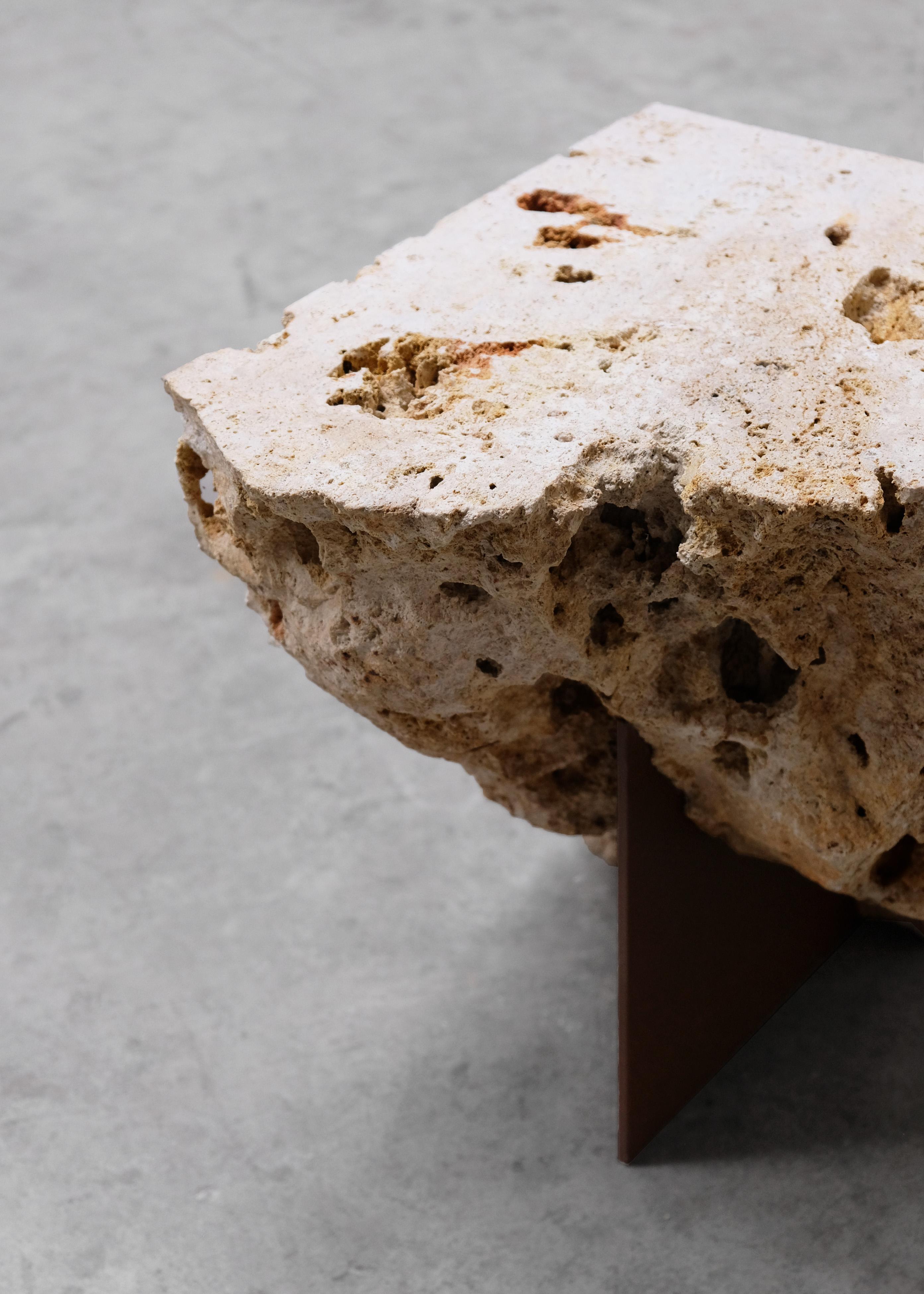 Moderne Table d'appoint en pierre naturelle brute par Frédéric Saulou en vente