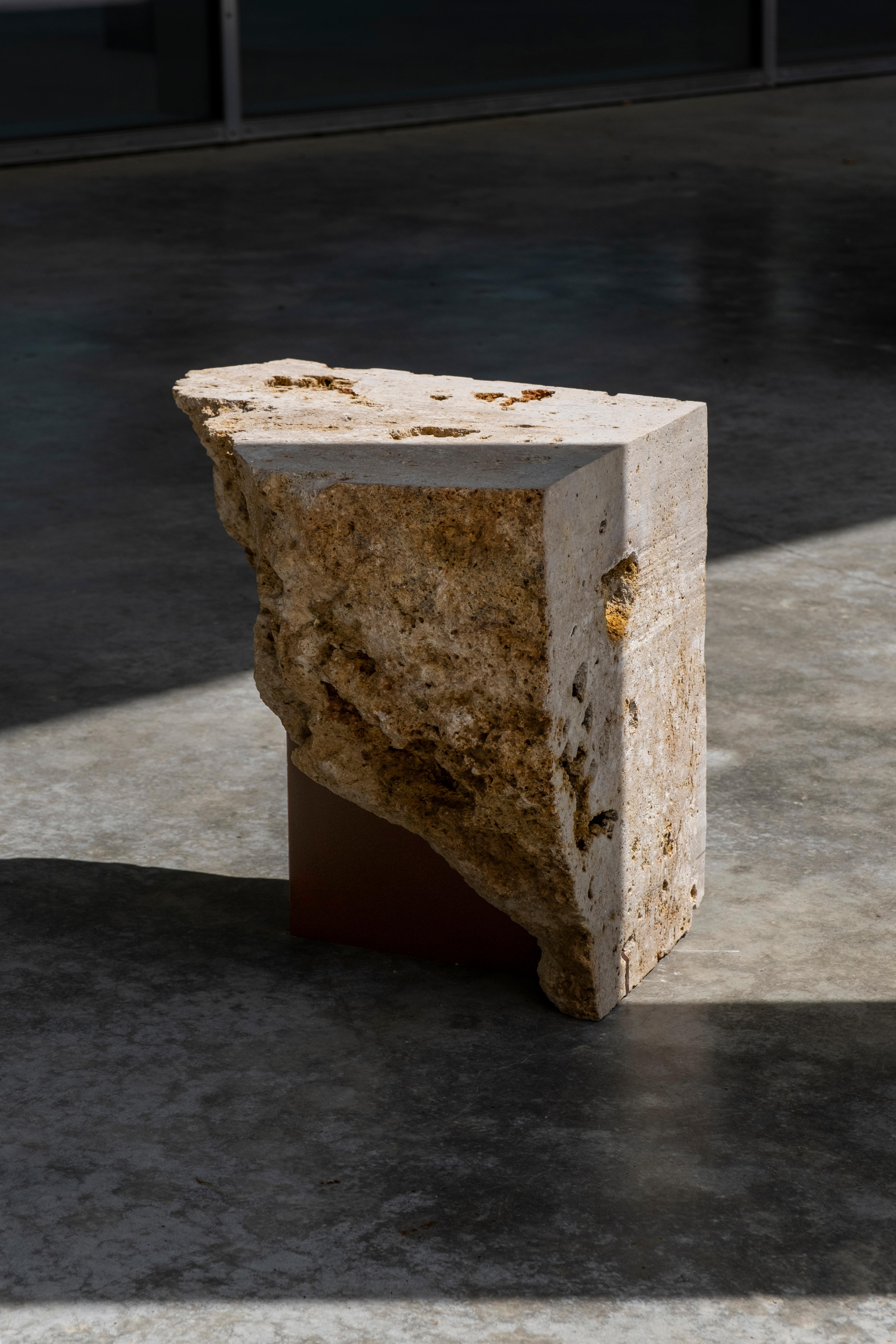 Français Table d'appoint en pierre naturelle brute par Frédéric Saulou en vente