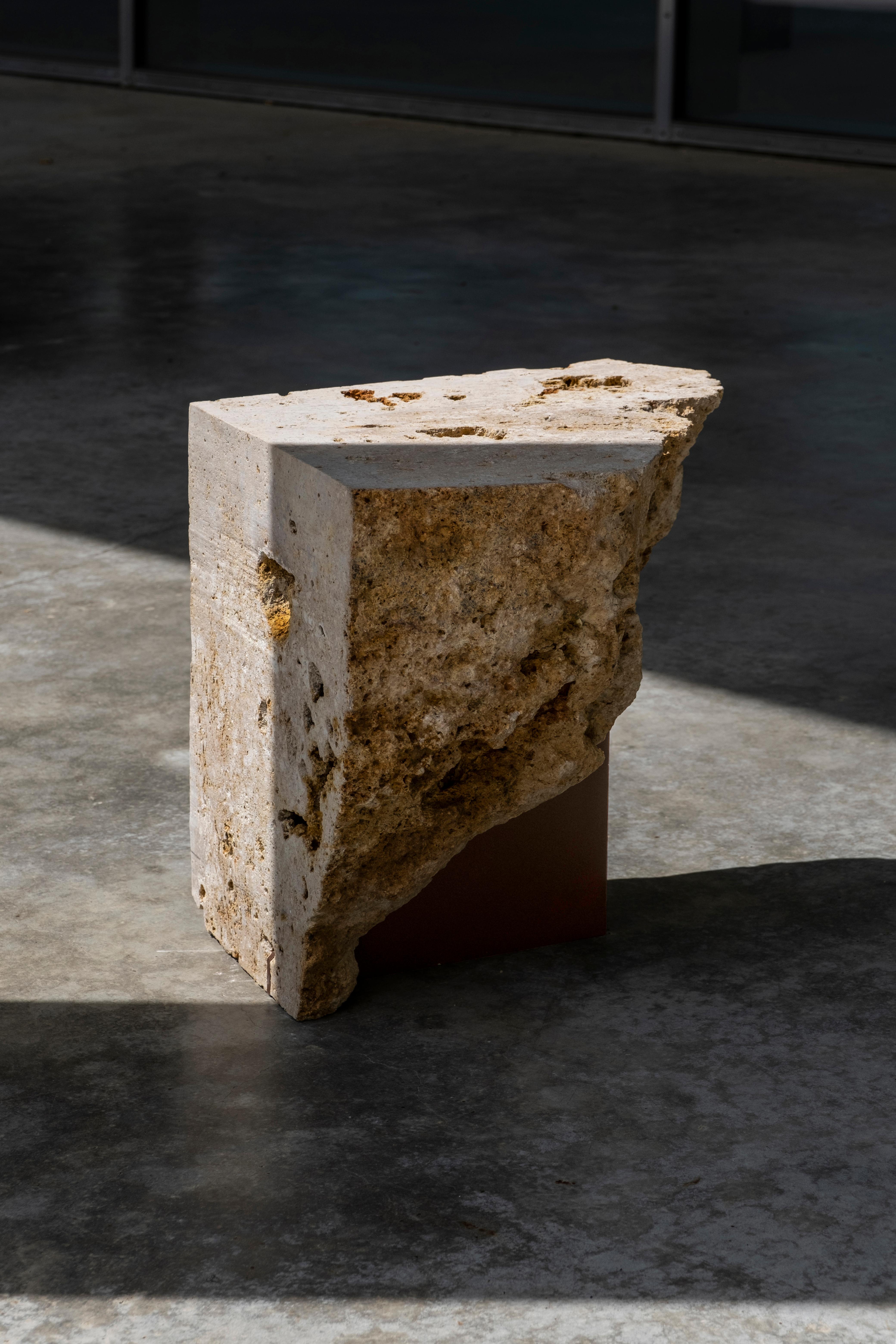 Poudré Table d'appoint en pierre naturelle brute par Frédéric Saulou en vente