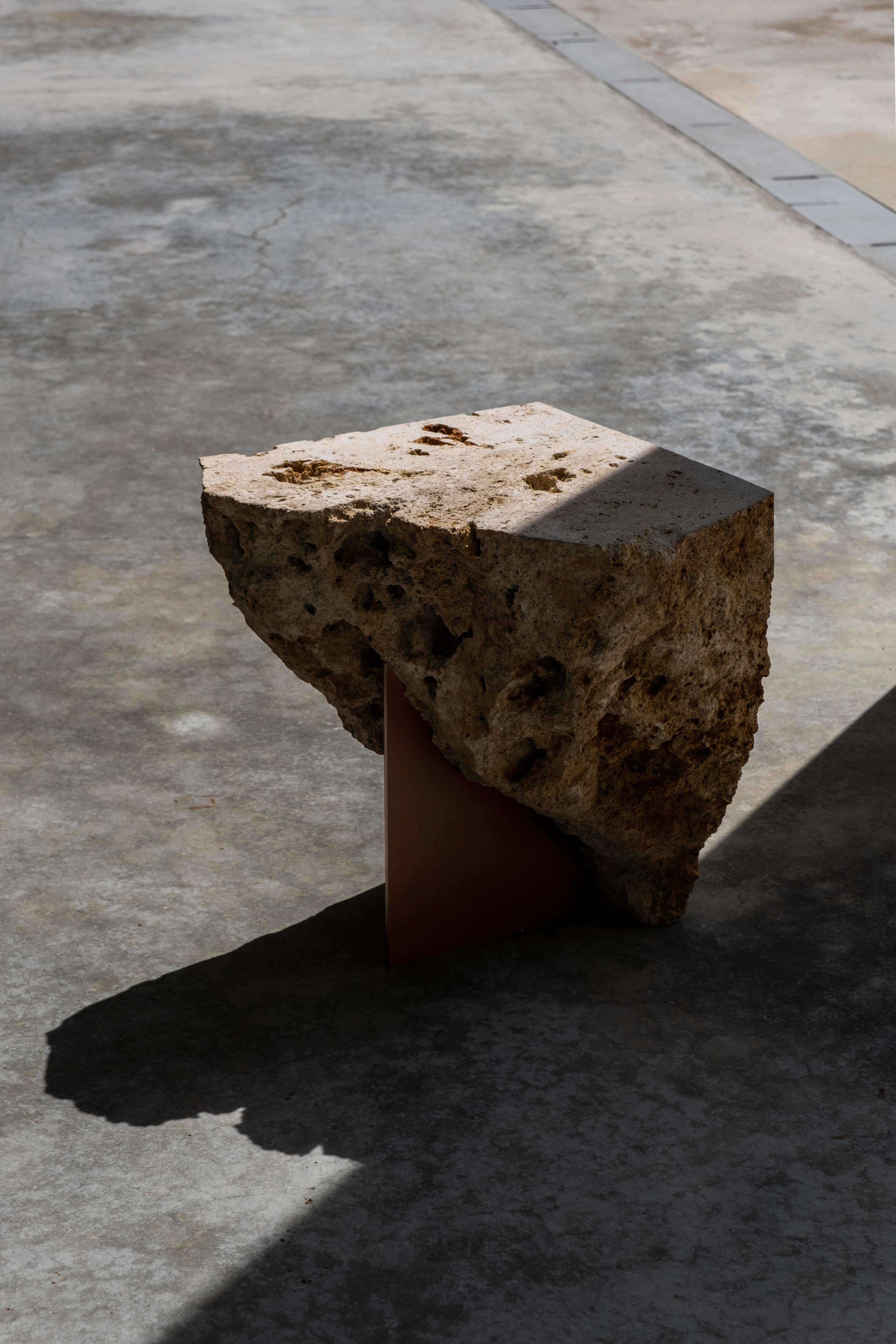 Table d'appoint en pierre naturelle brute par Frédéric Saulou Neuf - En vente à Geneve, CH